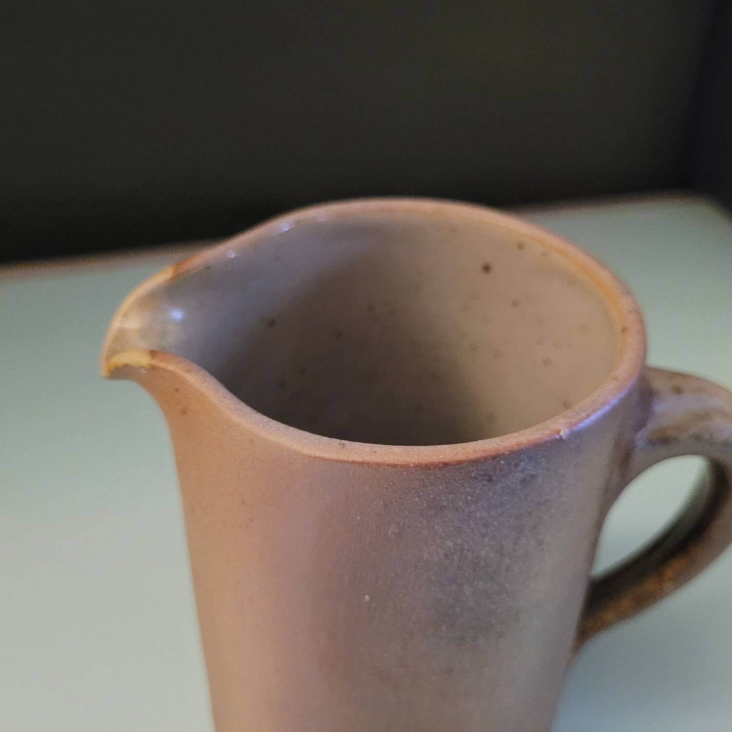 Pichet en grès artisanal – émaillage brun rosé – France, années 1970