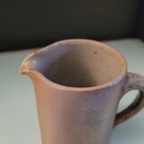 Pichet en grès artisanal – émaillage brun rosé – France, années 1970