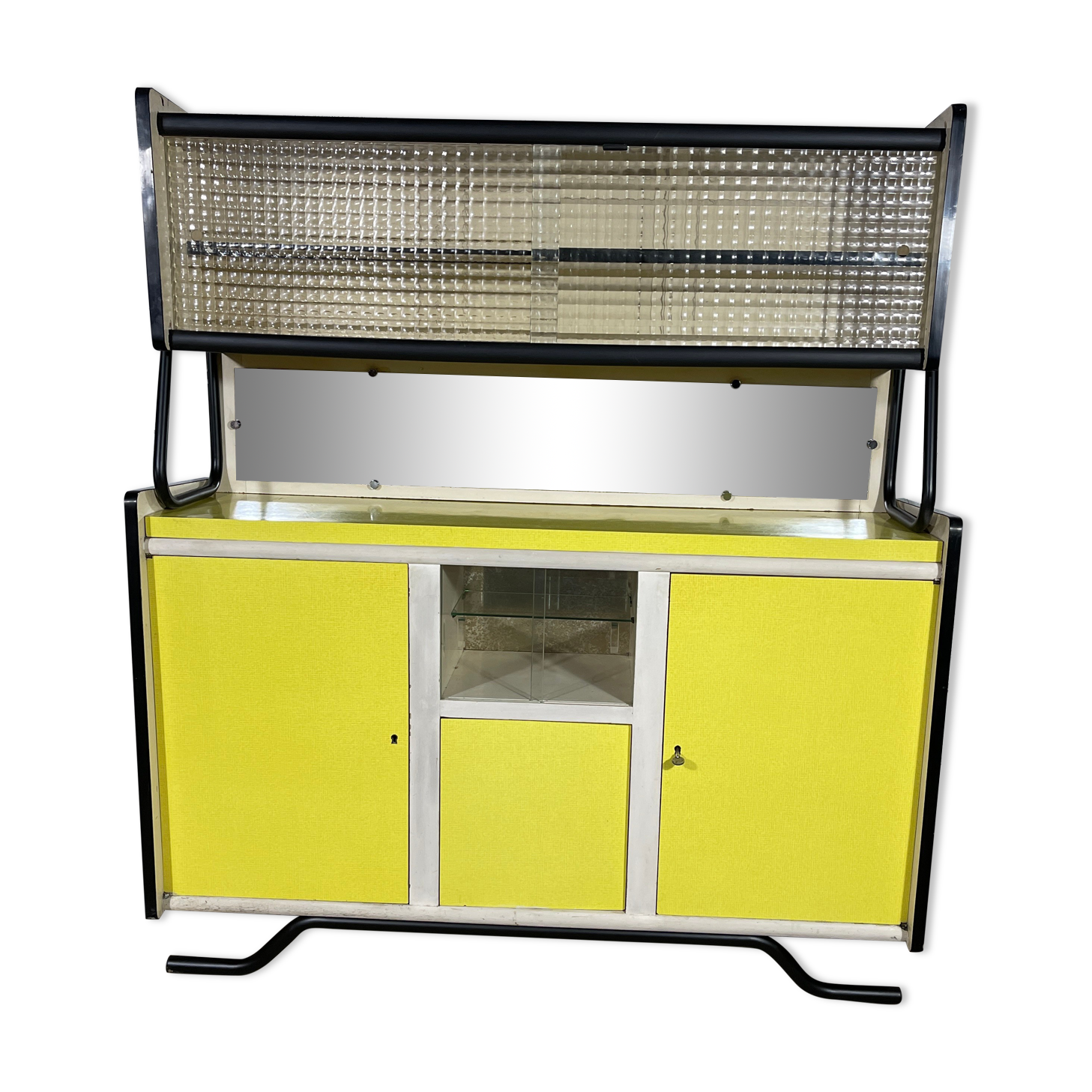 Yellow vintage kitchen furniture in Formica