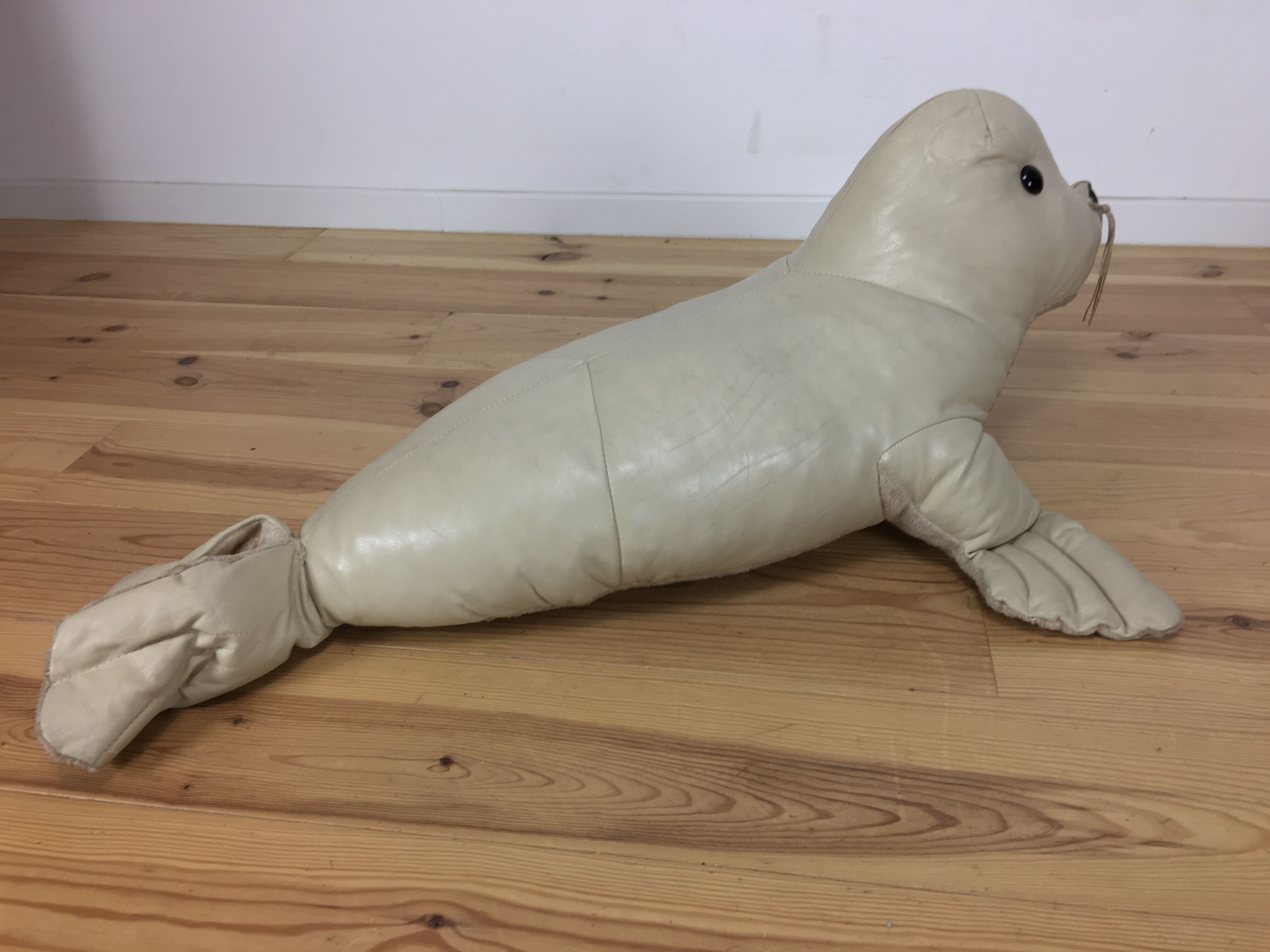 Omersa seal, white leather foot rest