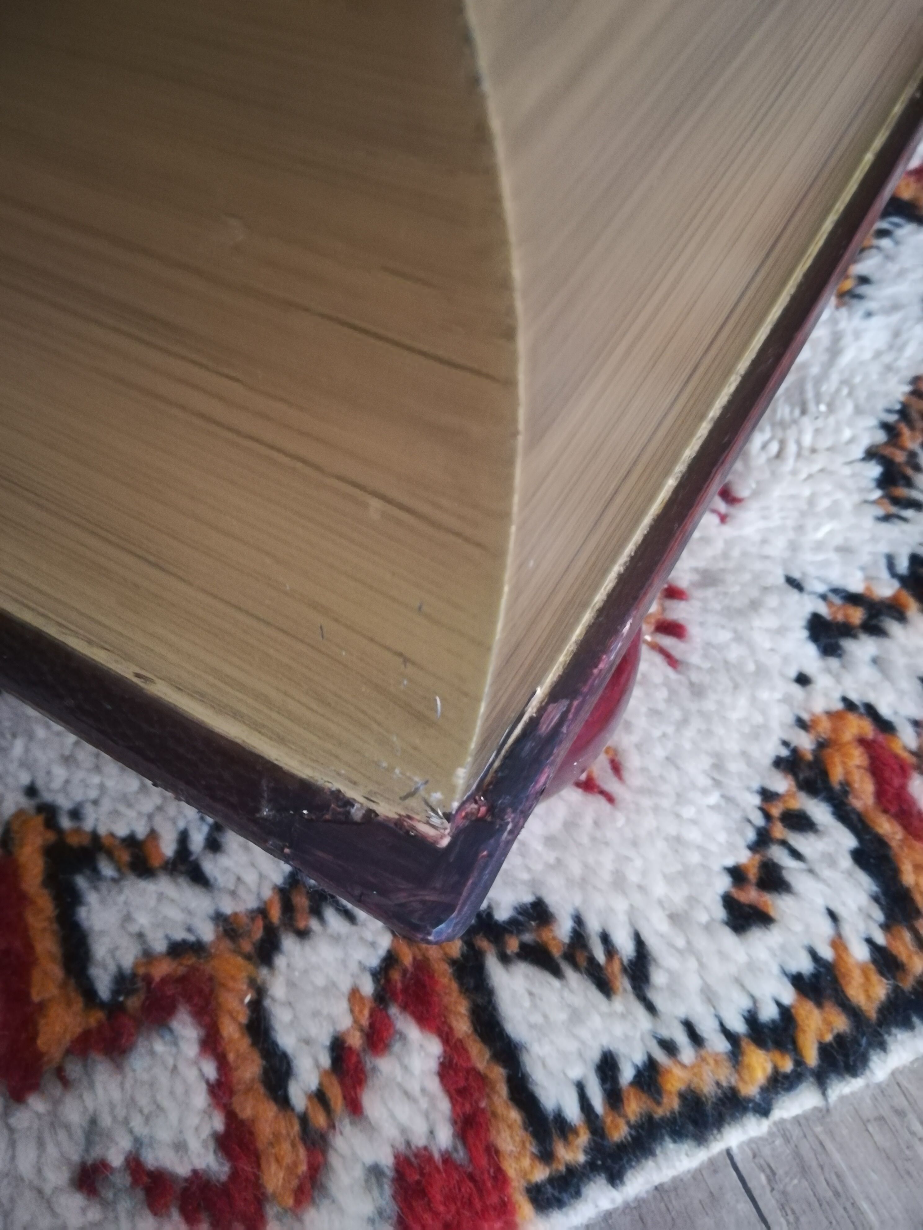 Low Table Theodore Alexander in the shape of a Giant Book