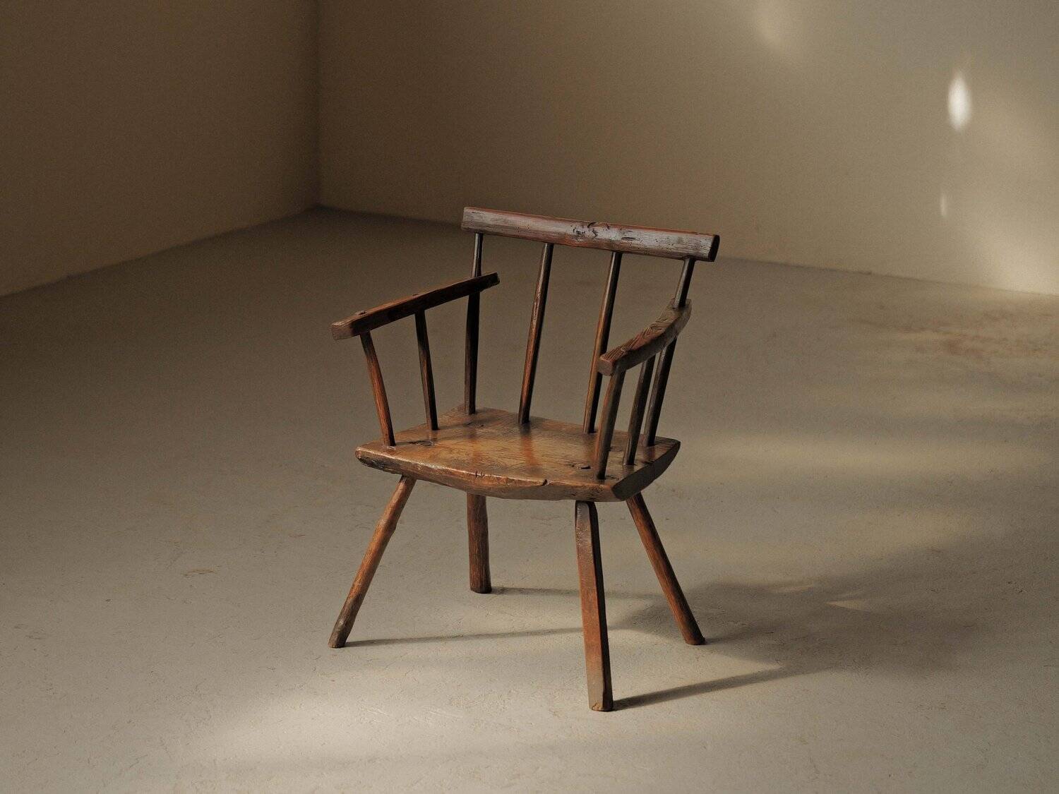Fauteuil en bois massif, art populaire, Royaume-Uni , XIXᵉ siècle