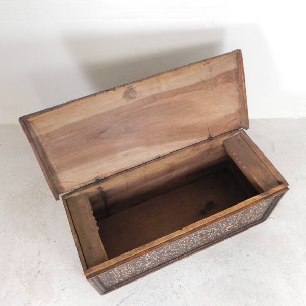 Coffre de mariage syrien du 19e siècle avec incrustation de nacre