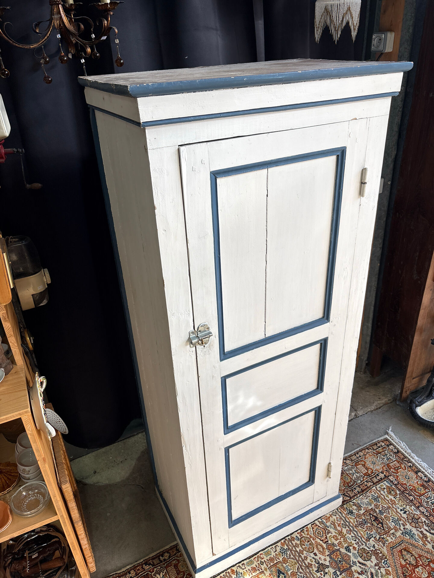Antique bonnetière in cream and blue painted wood – in its original condition.