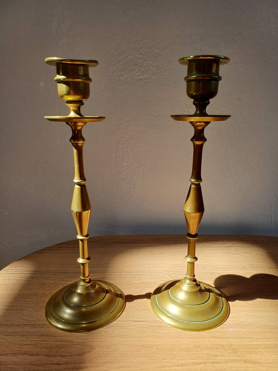Paire de grands bougeoirs en laiton