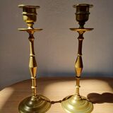 Paire de grands bougeoirs en laiton