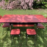 Table en formica avec 2 chaises et 2 tabourets