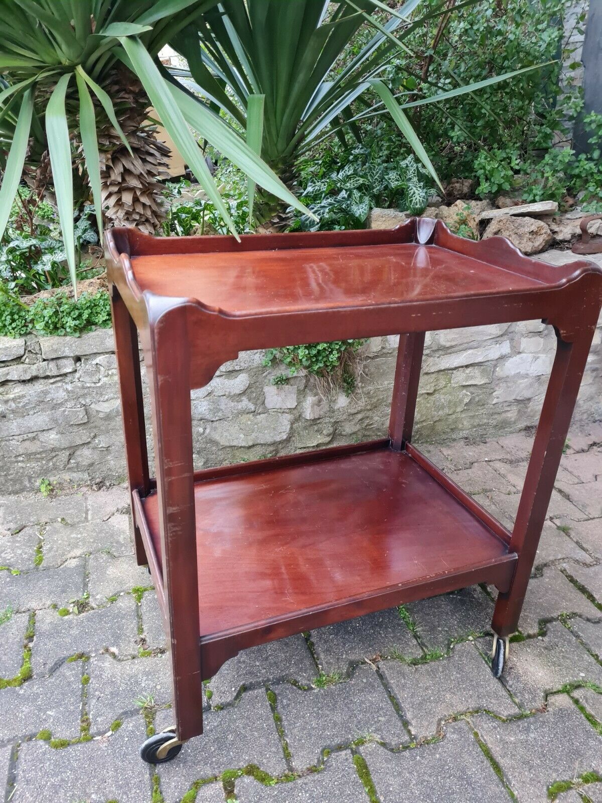 Serving on wooden wheels 30s