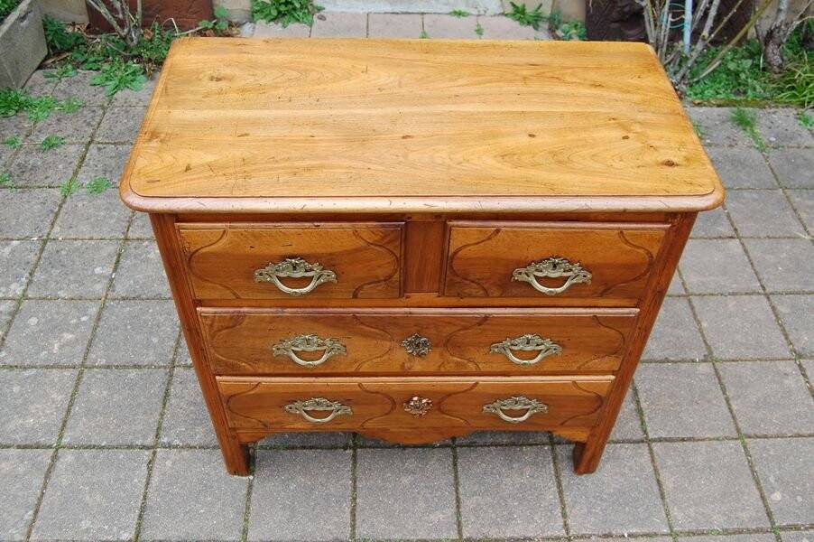 Small 18th century Parisian Louis XV walnut chest of drawers