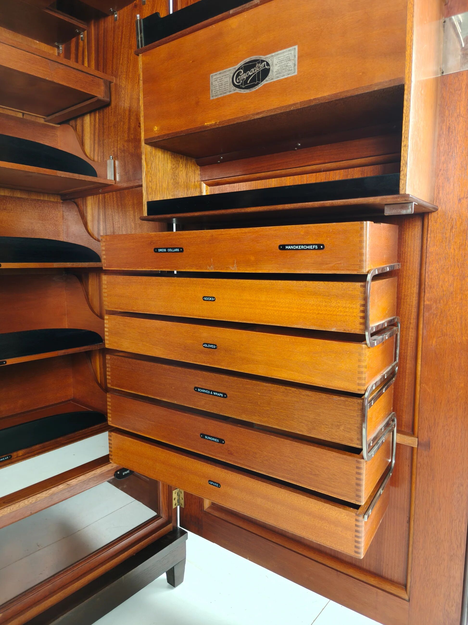 Belle garde-robe pour homme Art déco anglais des années 1920 Compactom Ltd