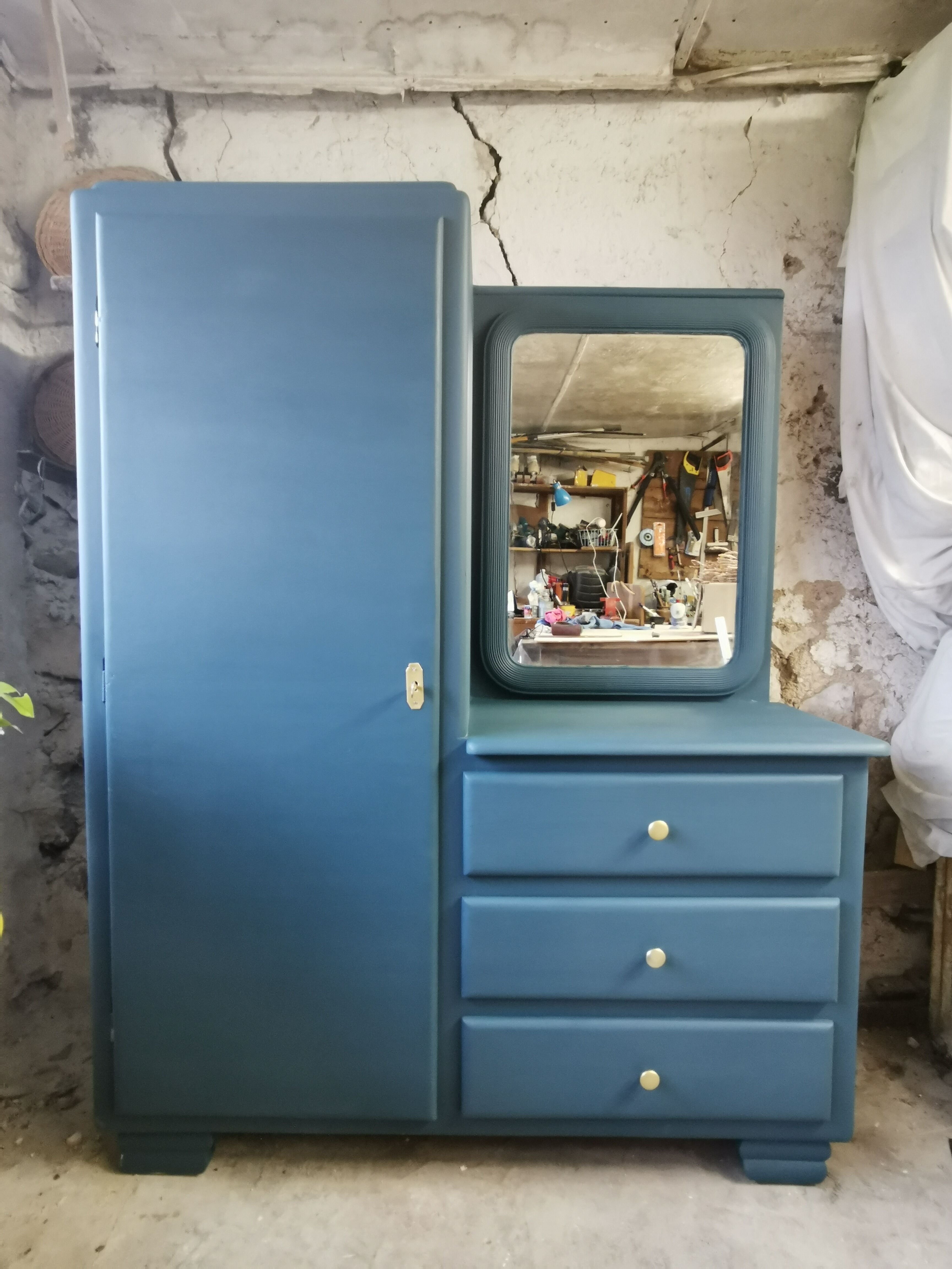 Asymmetrical cabinet