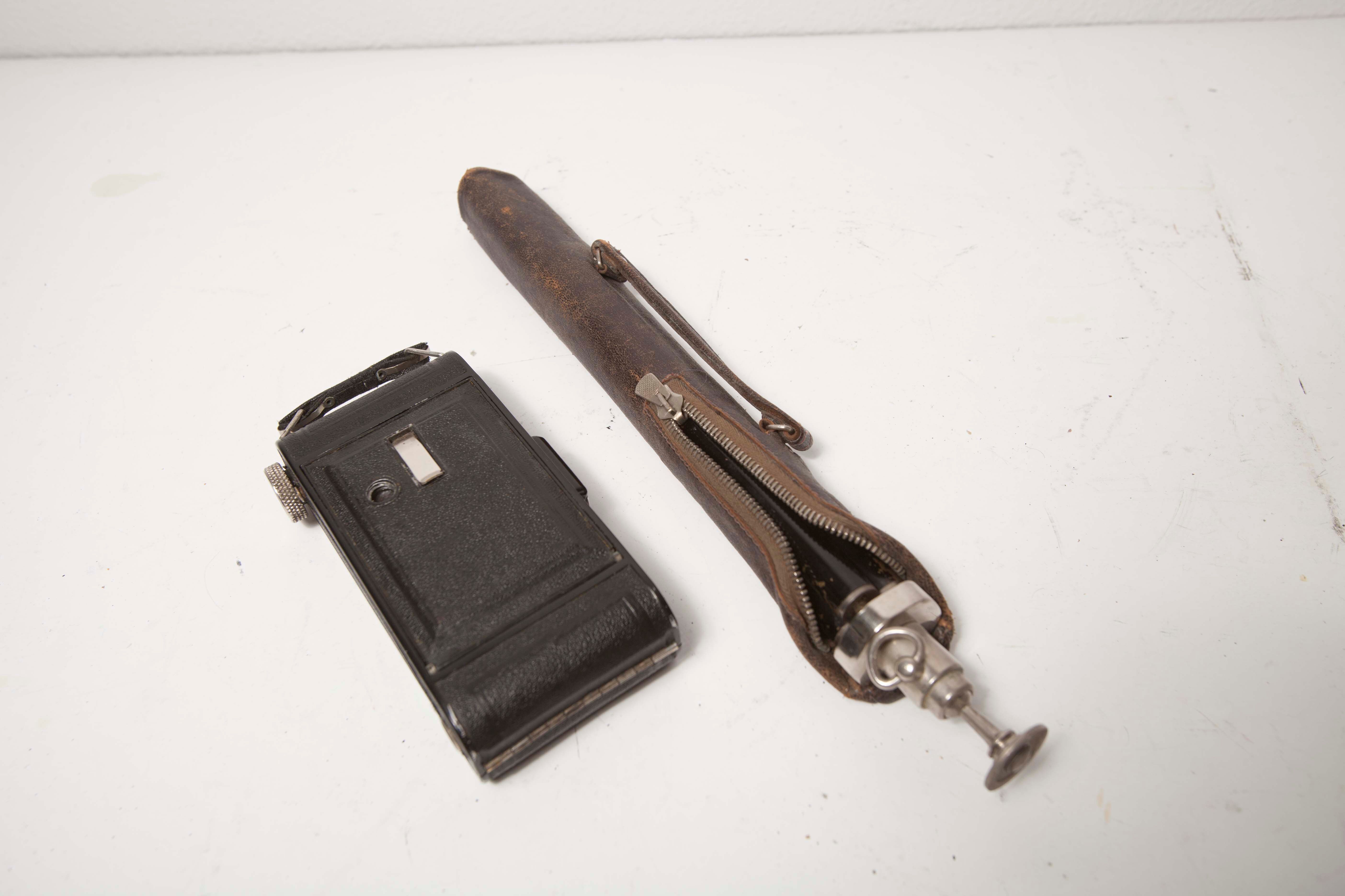 Camera pleases 1930 with photo foot