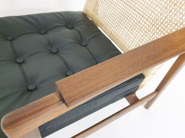 Fauteuil à dossier bas en rotin et cuir par P.J. Muntendam pour Gebr. Jonkers, Pays-Bas, années 1950