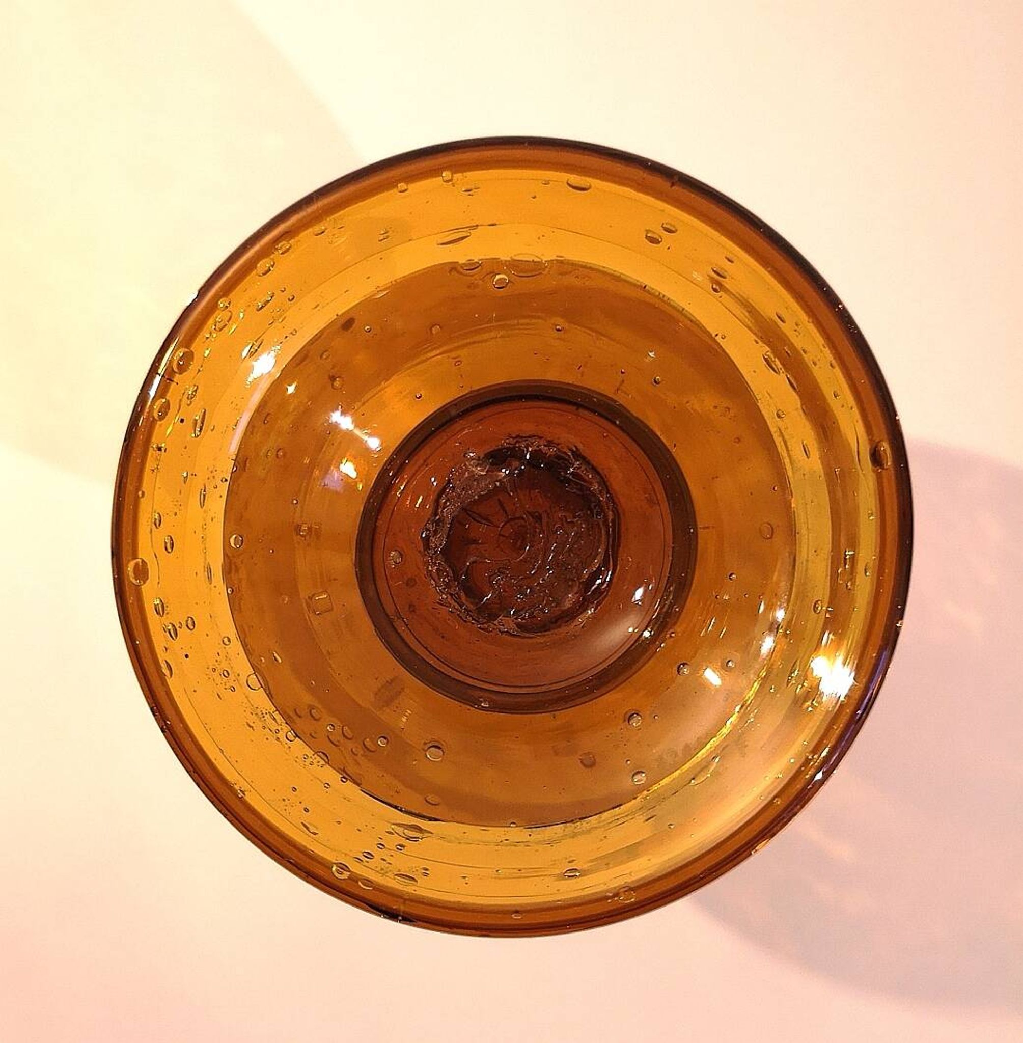 Bougeoir photophore Biot en verre ambré soufflé, bullé