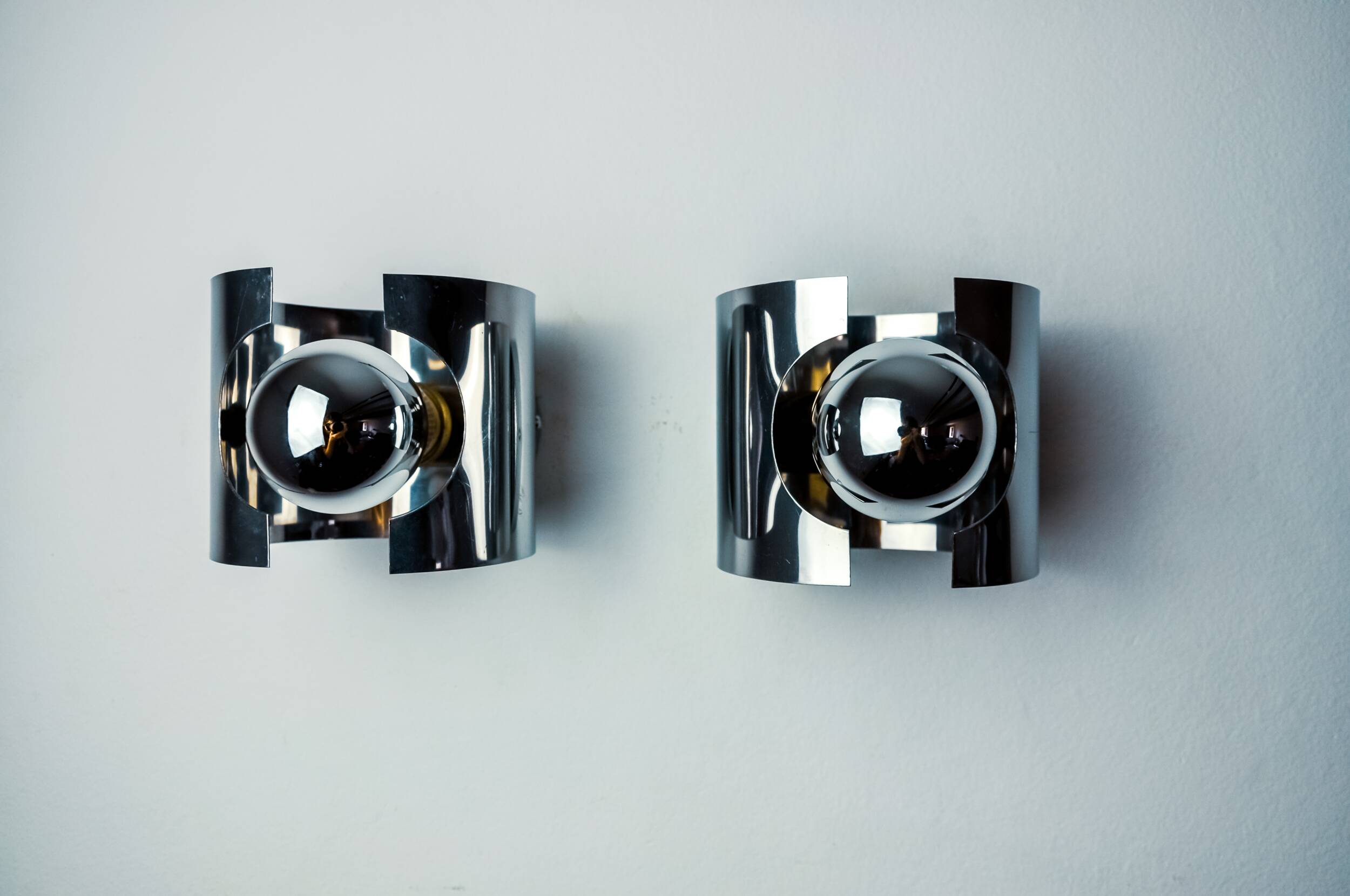 Pair of tubular space age wall lights, chromed metal, Italy, 1970