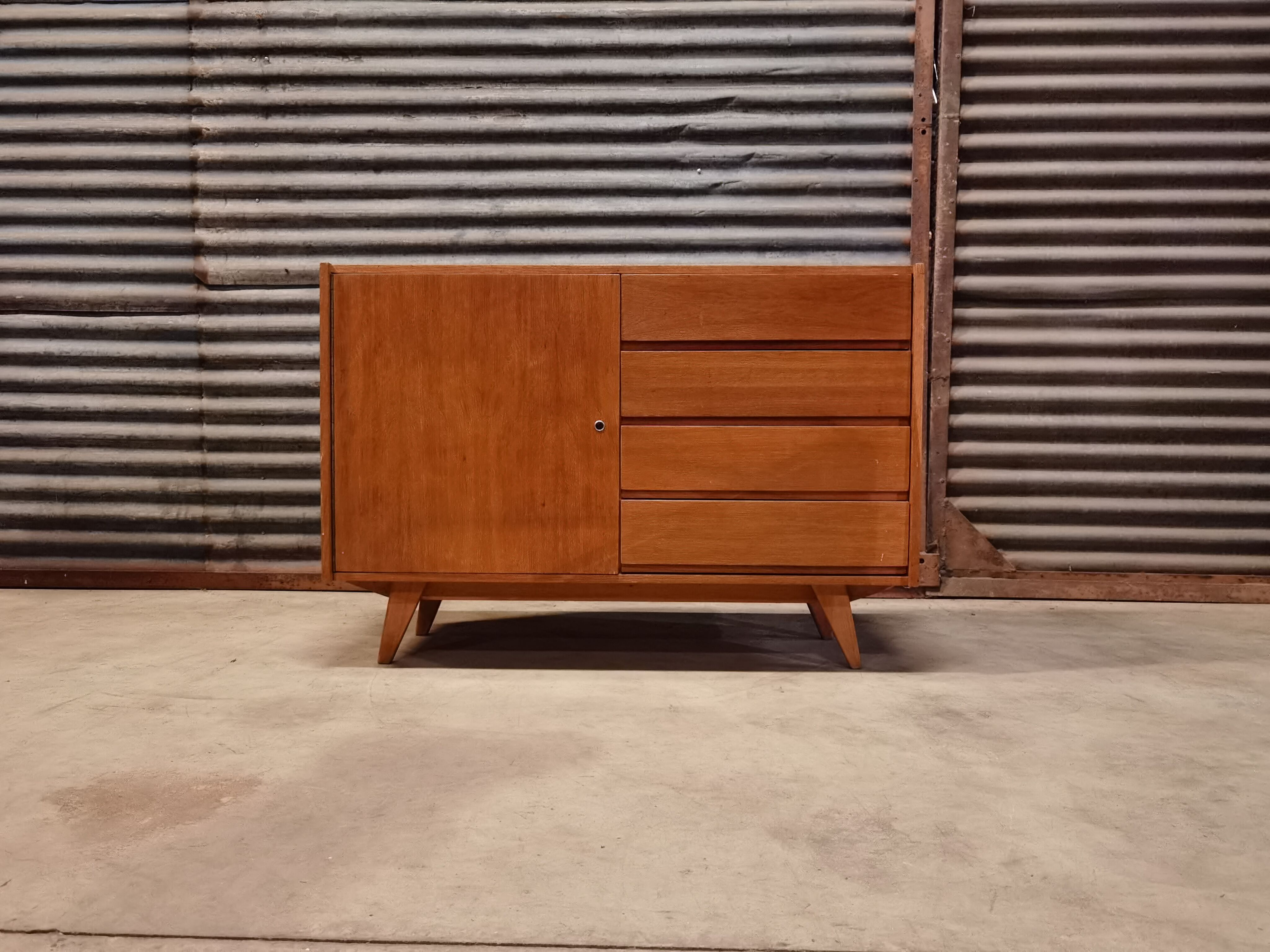 Buffet U 458 par Jiri Jiroutek pour Interier Praha 1960