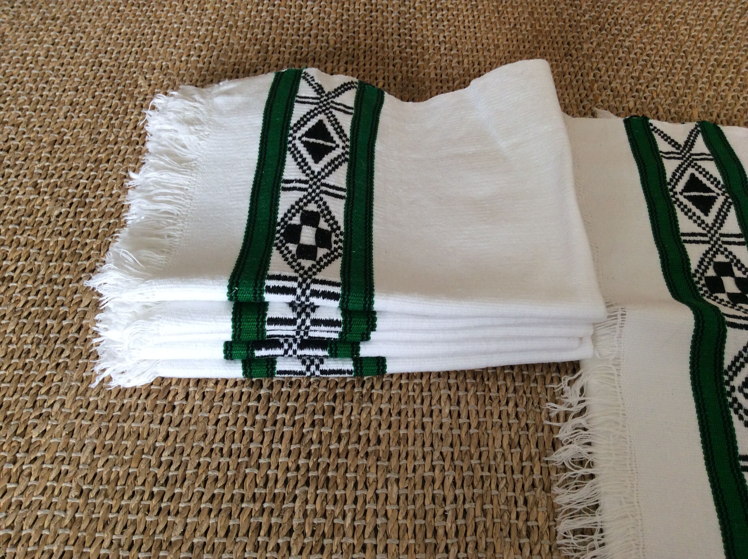 Set of 5 napkins and a table runner