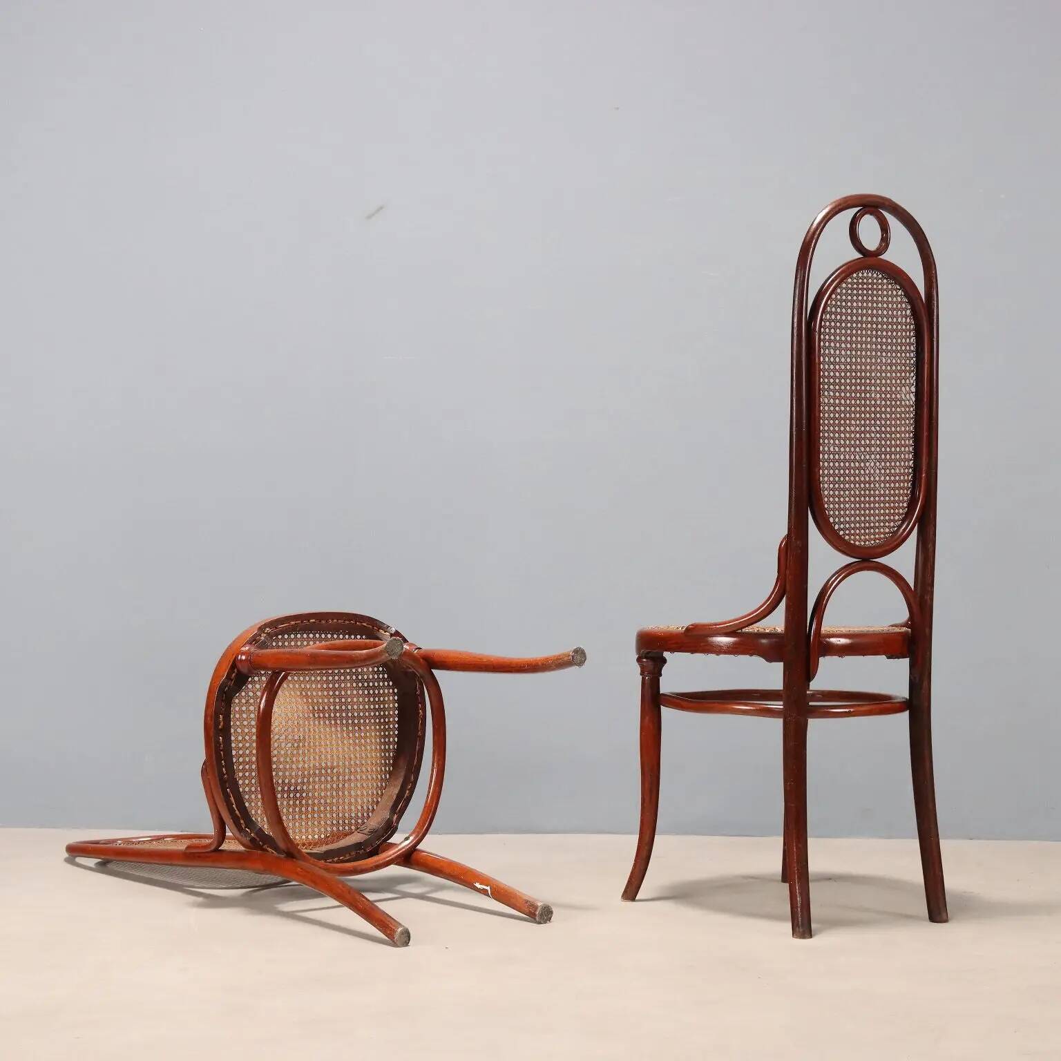 Lot de quatre chaises Thonet anciennes en hêtre cintré teinté acajou, Vienne, XXe siècle