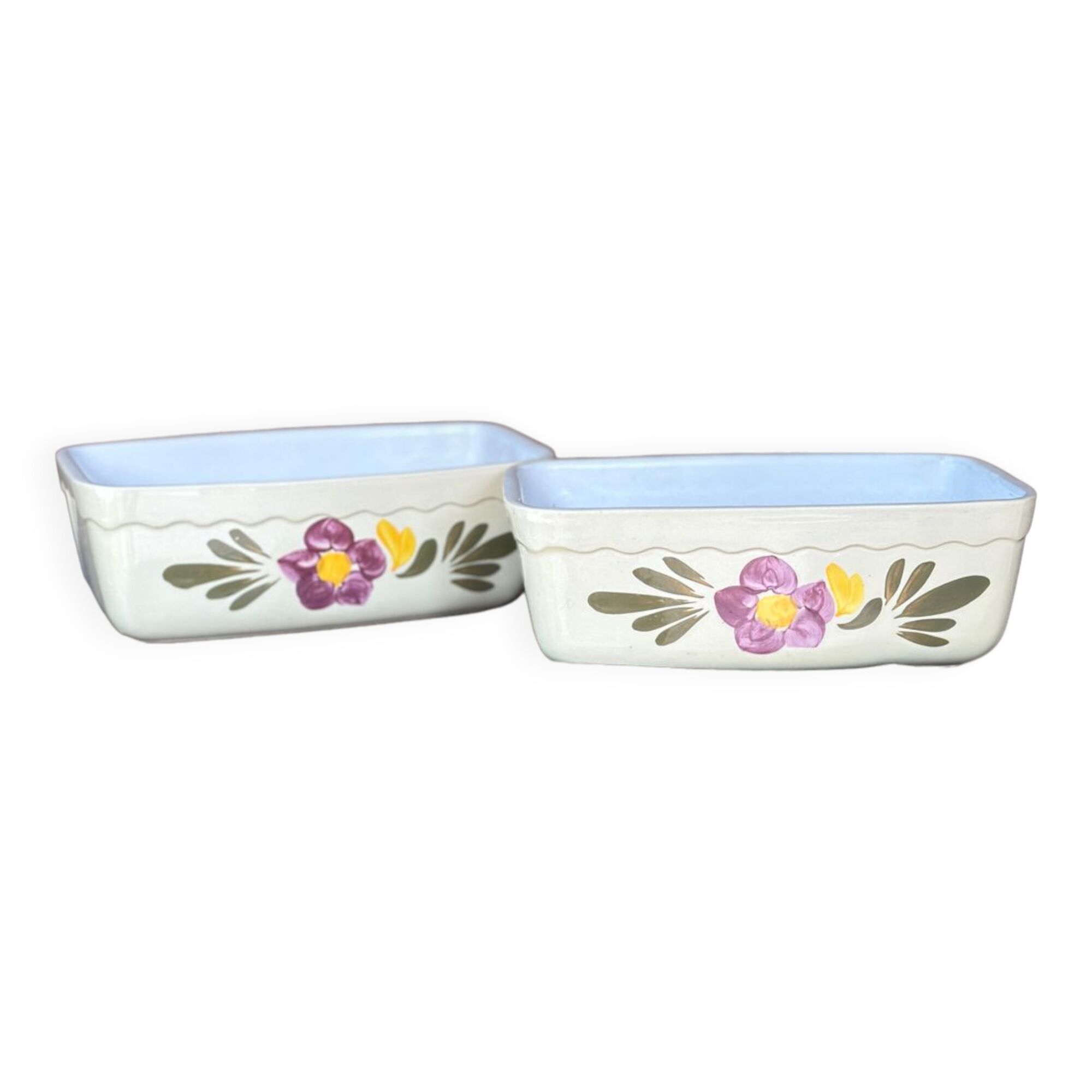 Lot 2 cake dishes