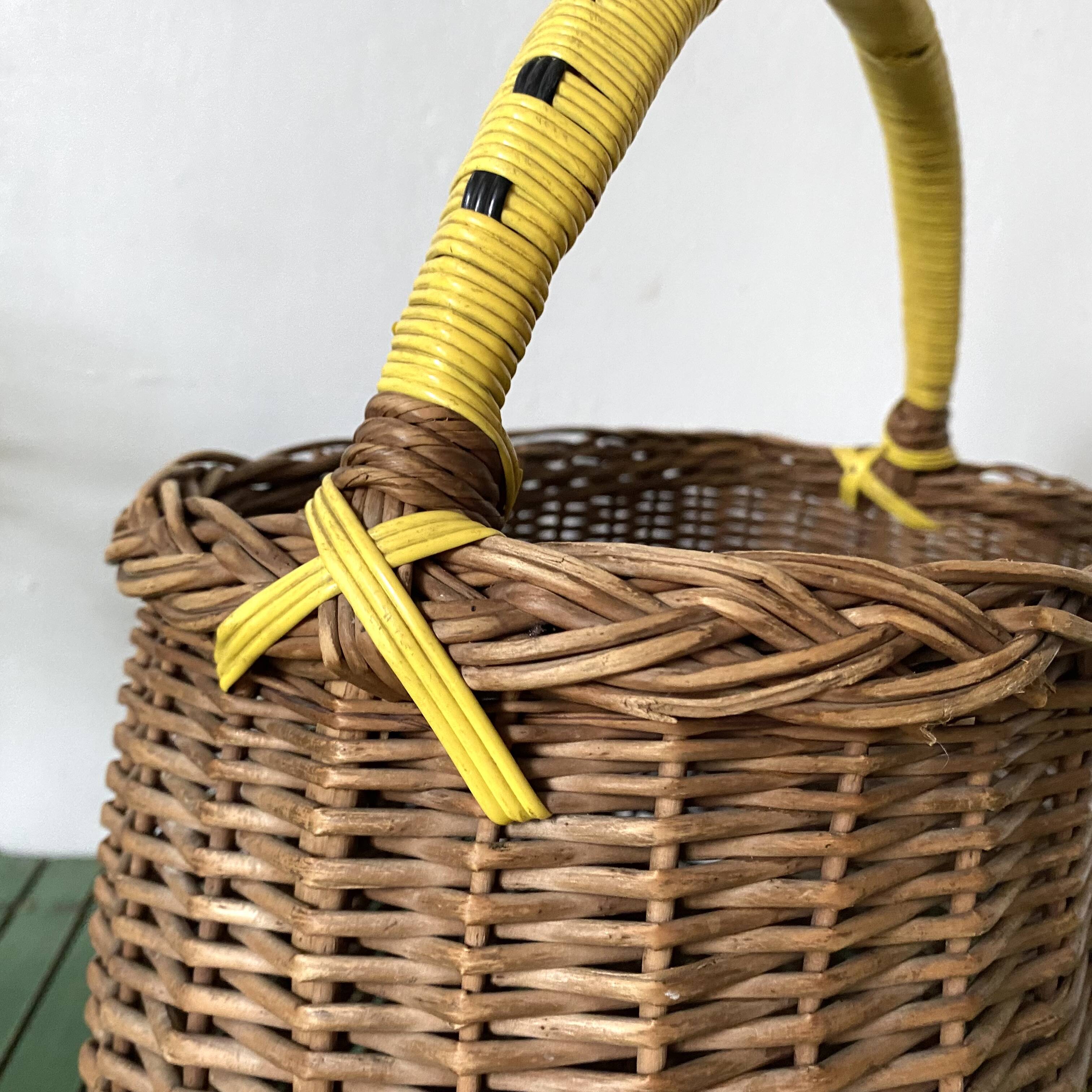 Vintage basket in woven wicker and scoubidou wire