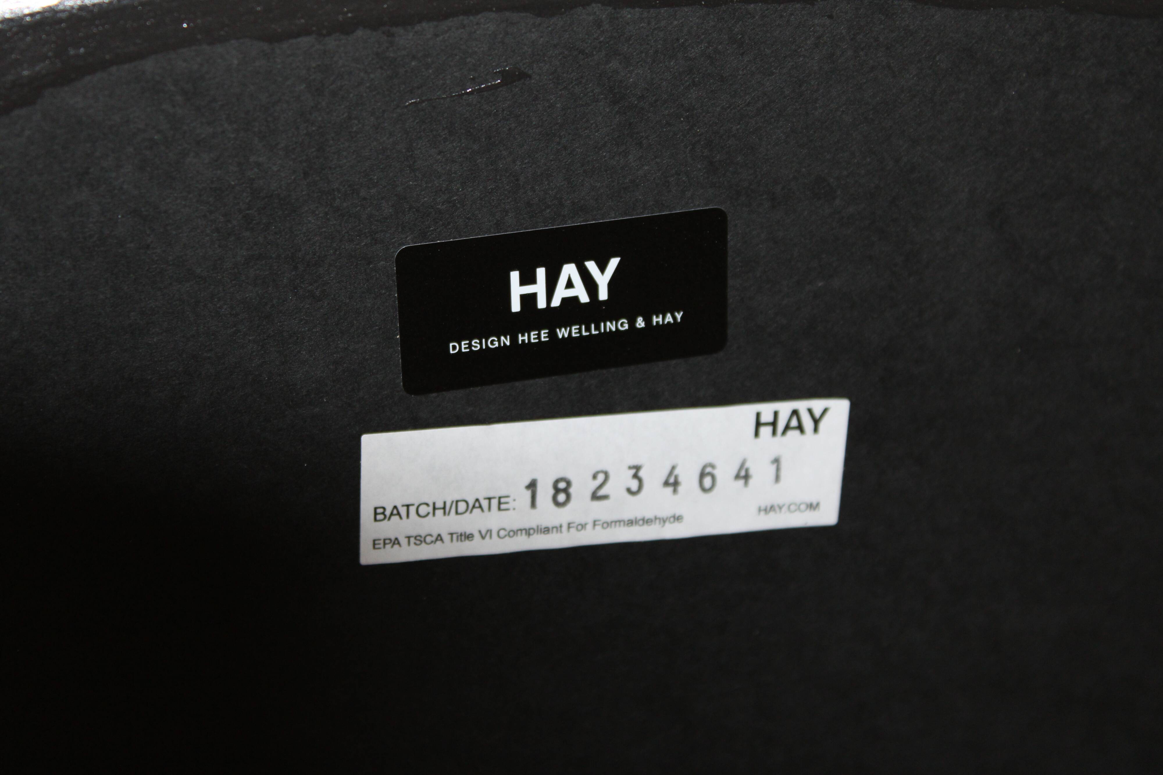 Table hay "about a table aa20" ronde noir par hee welling