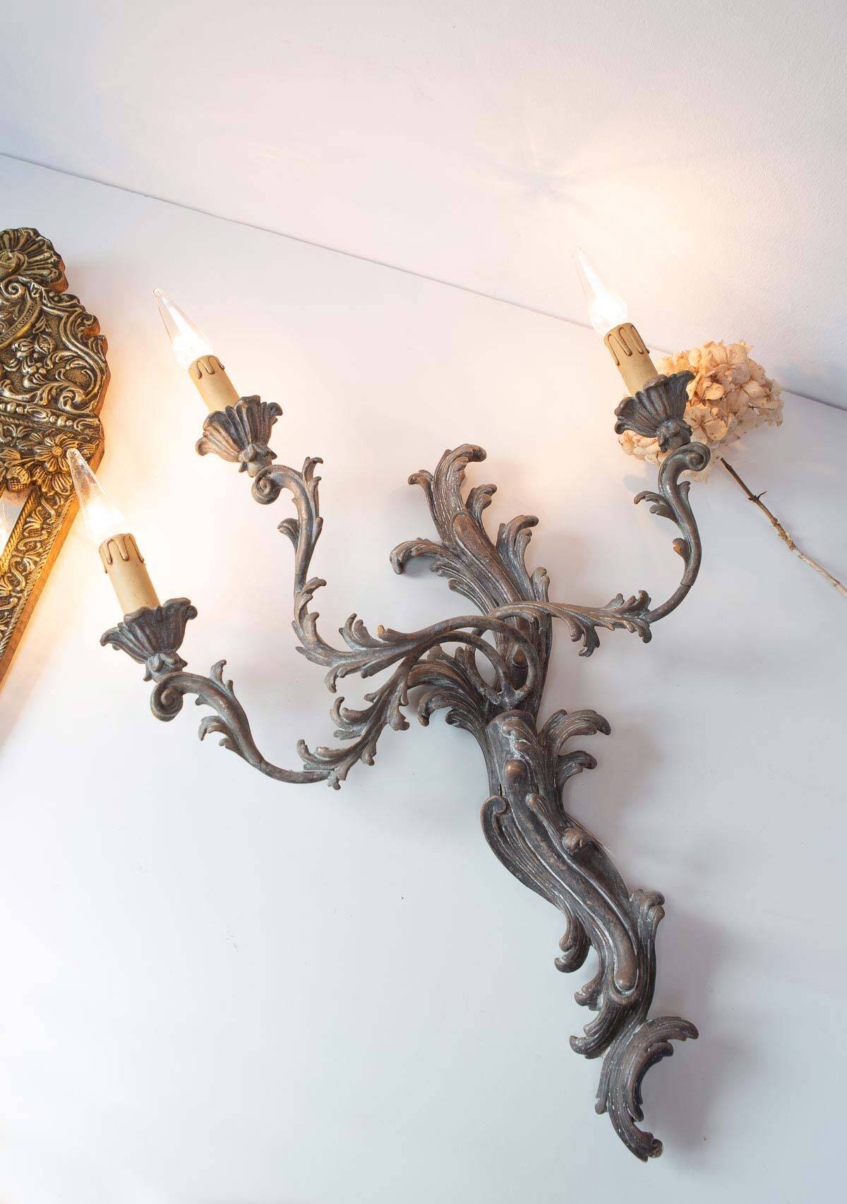 Large Italian Florentine style wall lamp in wood and metal