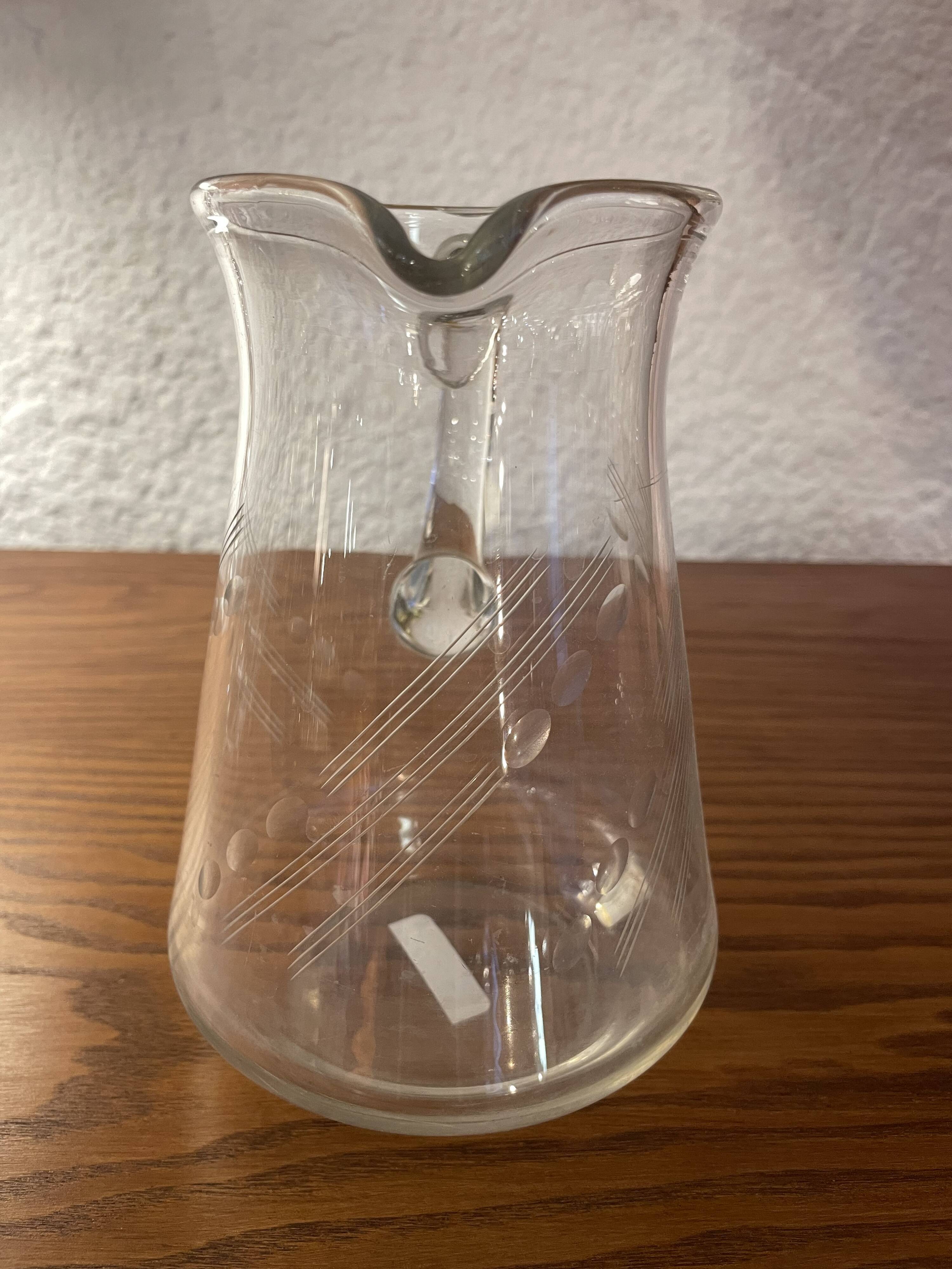 Pichet en verre ciselé années 50