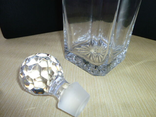 Plain crystal whisky decanter faceted cap