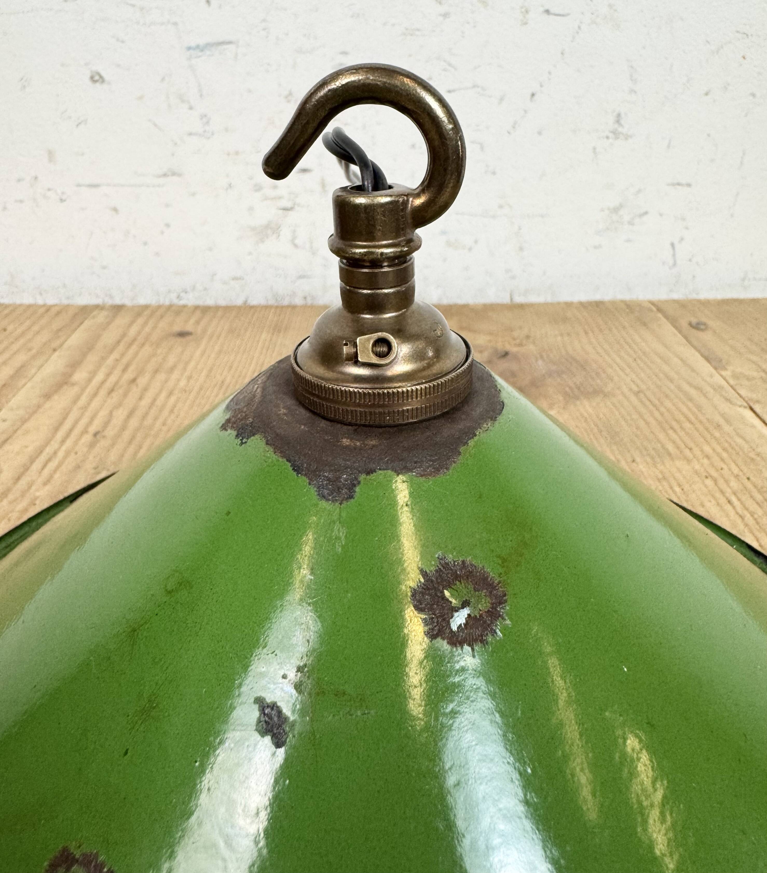 Suspension industrielle britannique en émail vert, années 1950