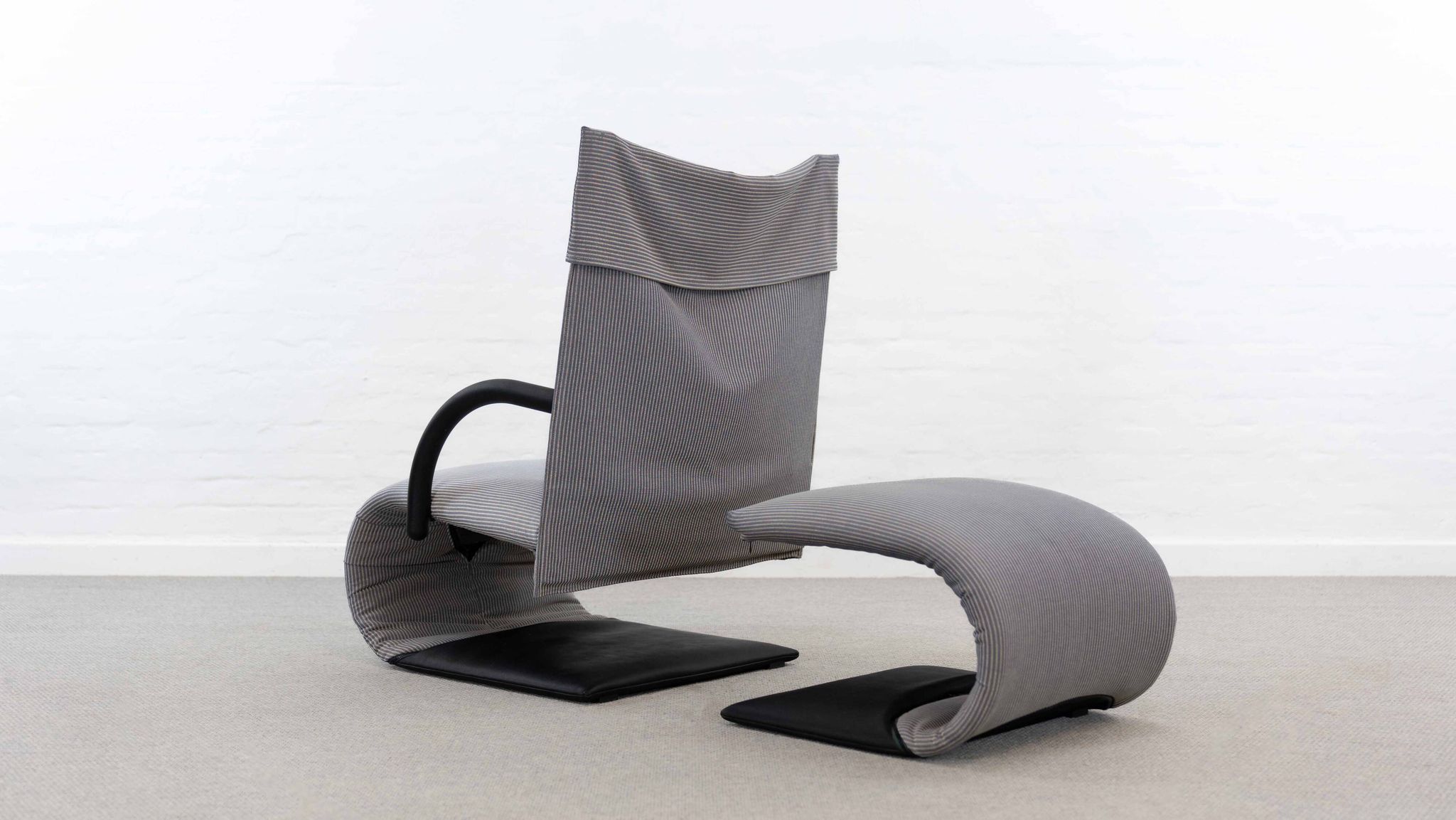 Fauteuil zen avec repose-pieds par claude brisson pour ligne roset