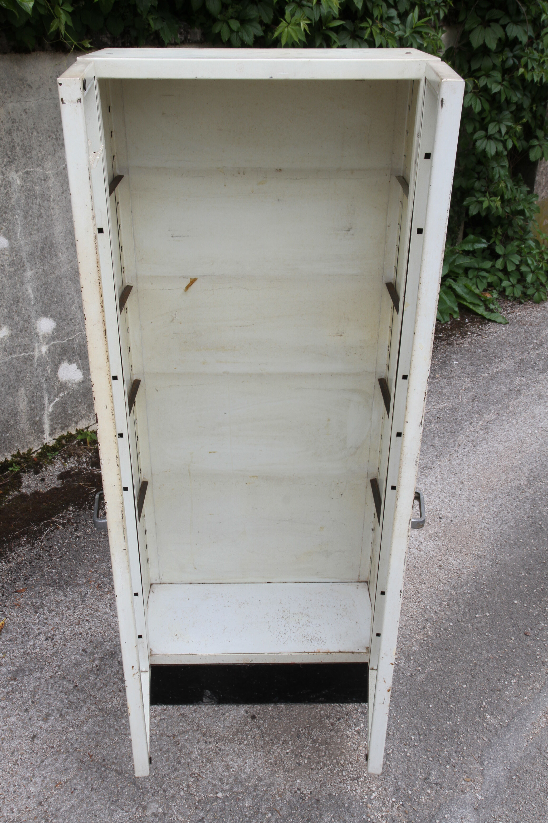 Metal infirmary cabinet from the 1950s