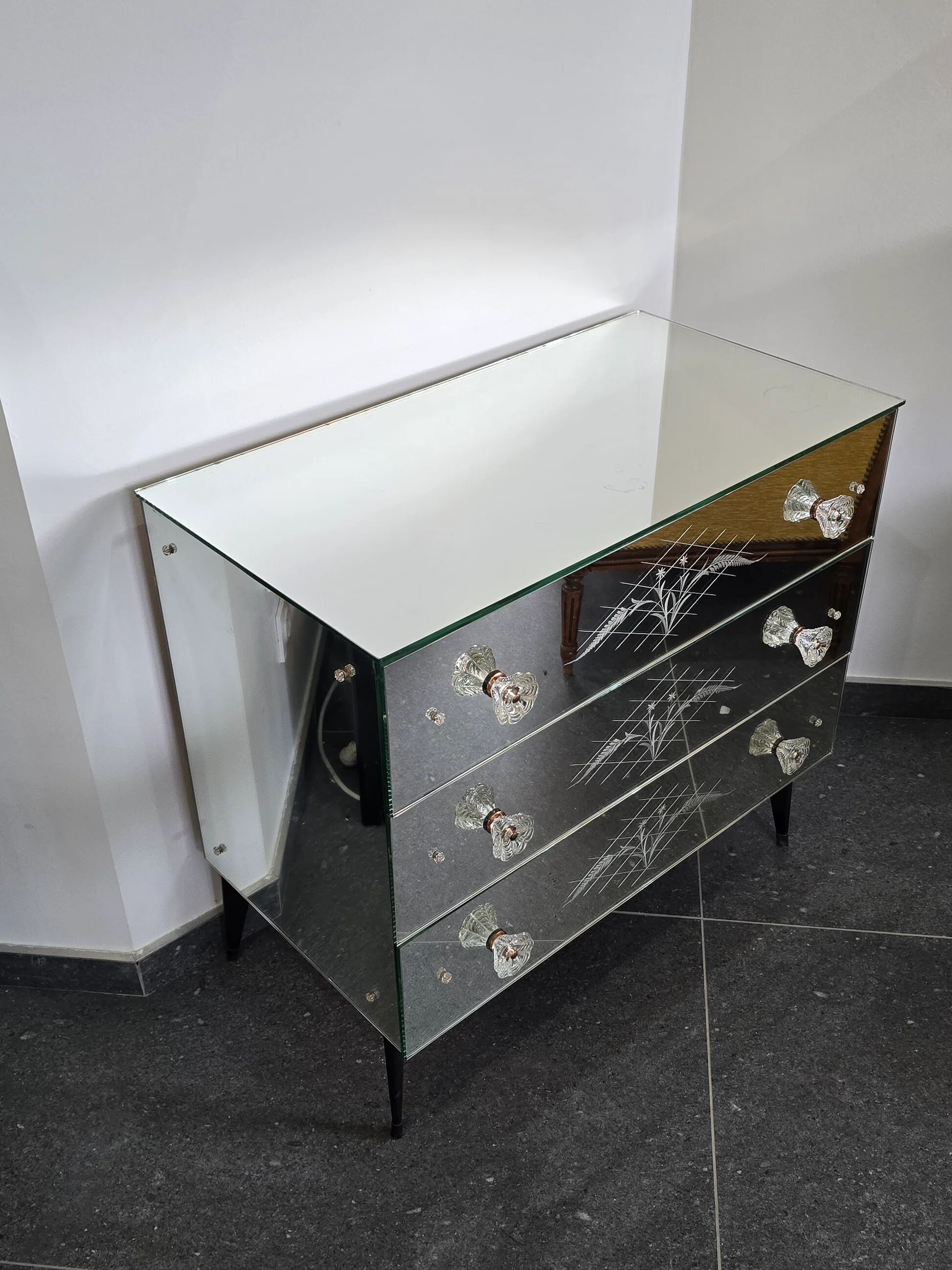 Venetian mirrored commode with 3 drawers