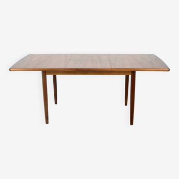 Meredew extending teak table