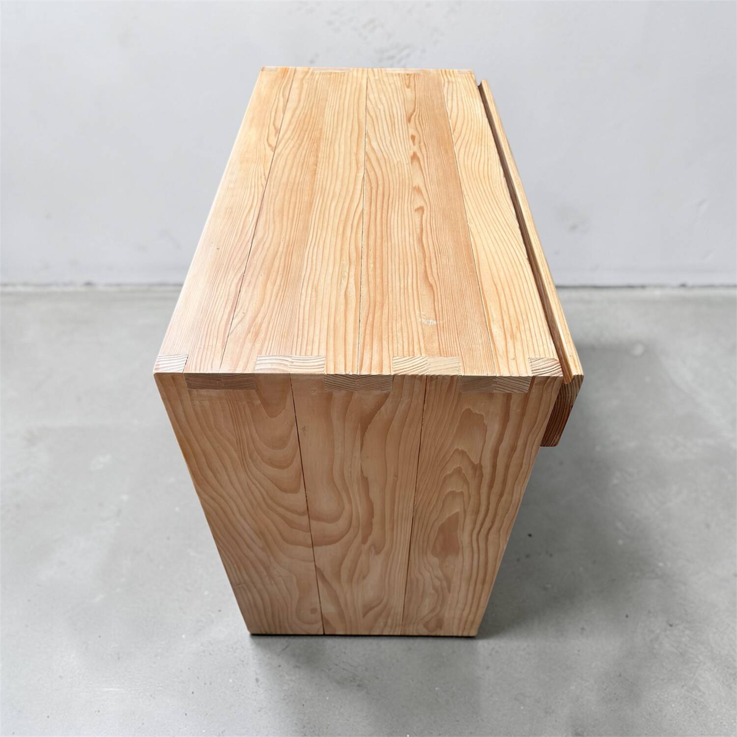 Enfilade basse / bureau en pin massif – Maison Regain, années 70