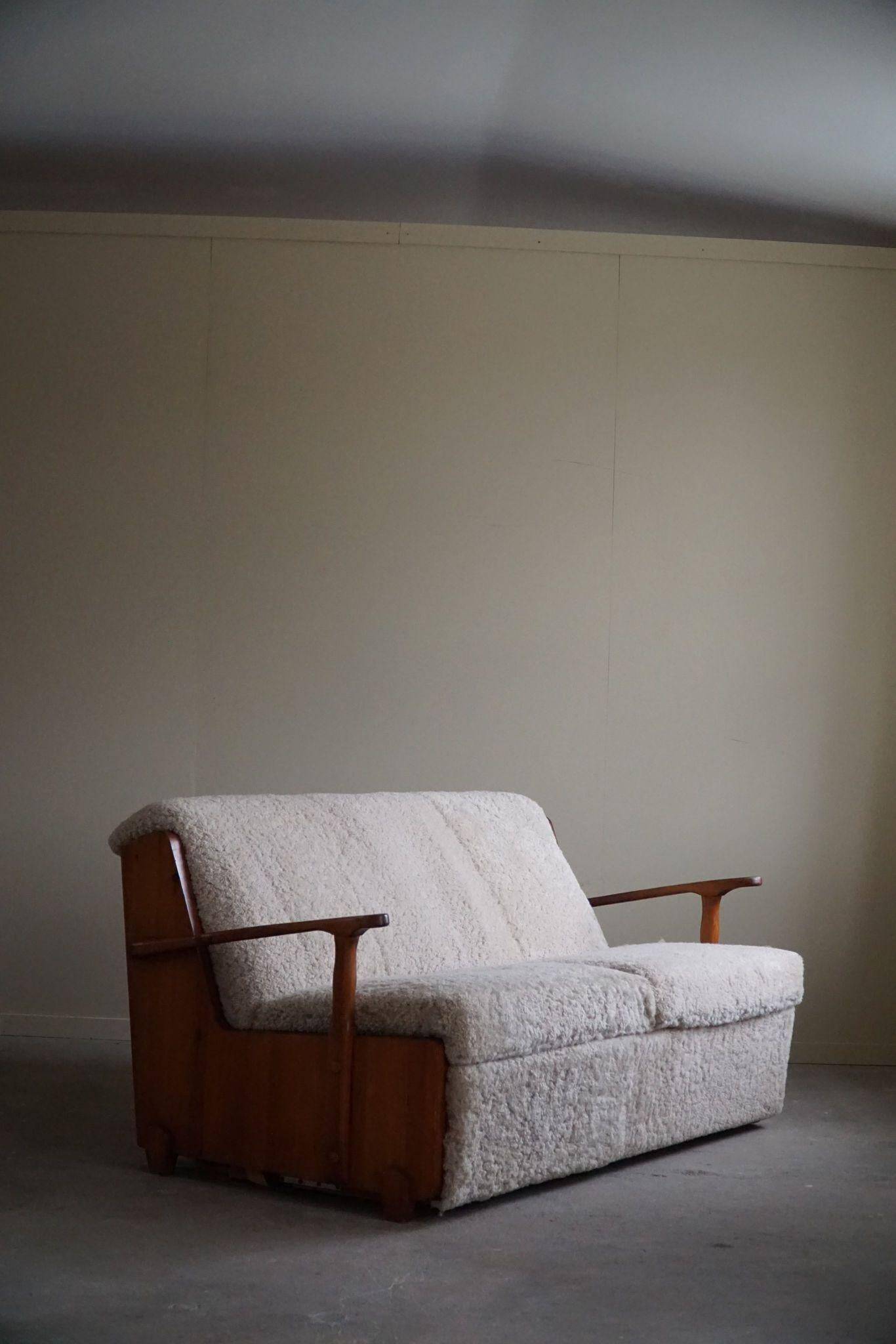 Modern Swedish two-seater independent sofa bed in pine and lambswool, 1950s.