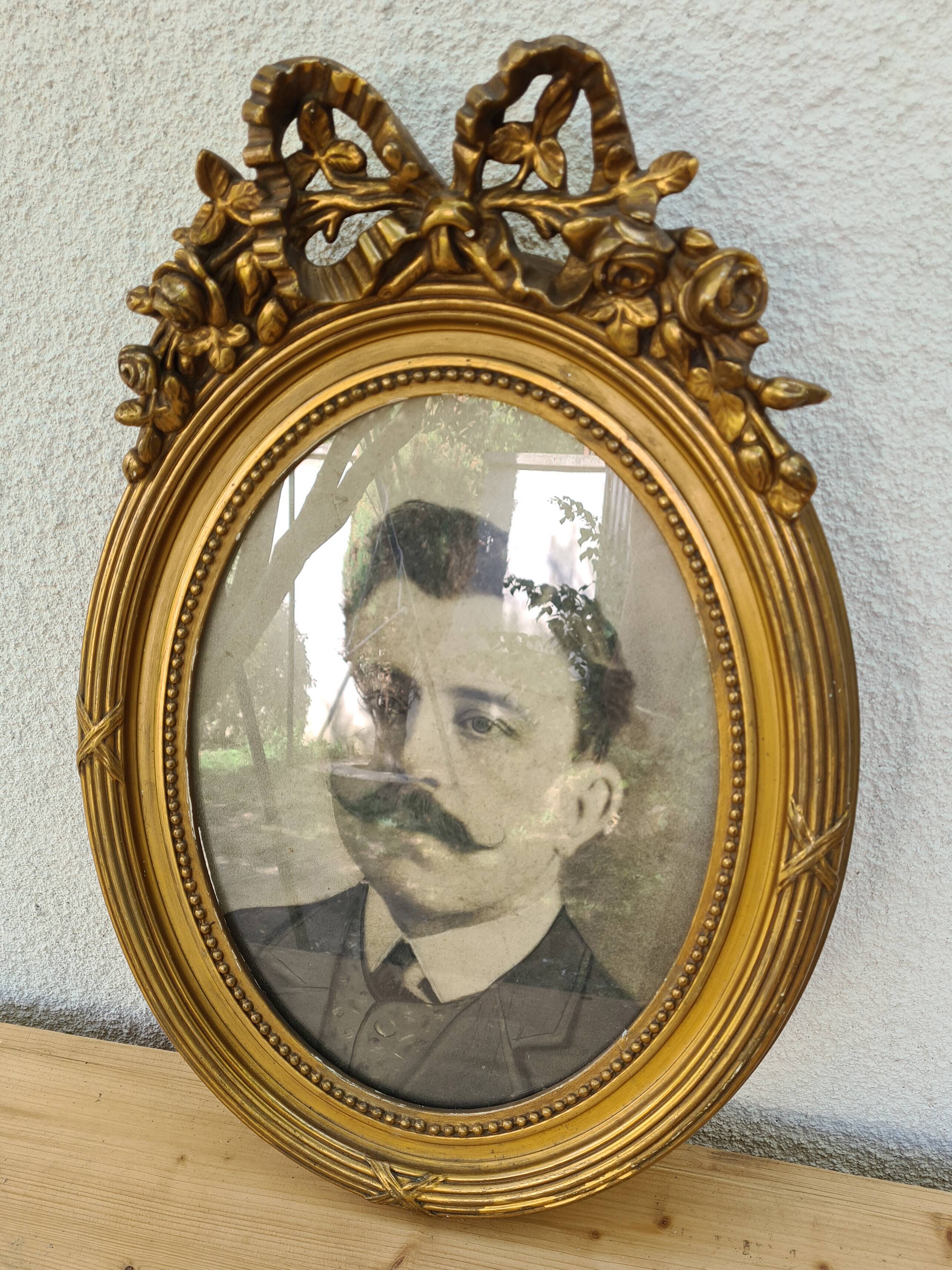 Antique medallion frame in gilded stucco with its period portrait.