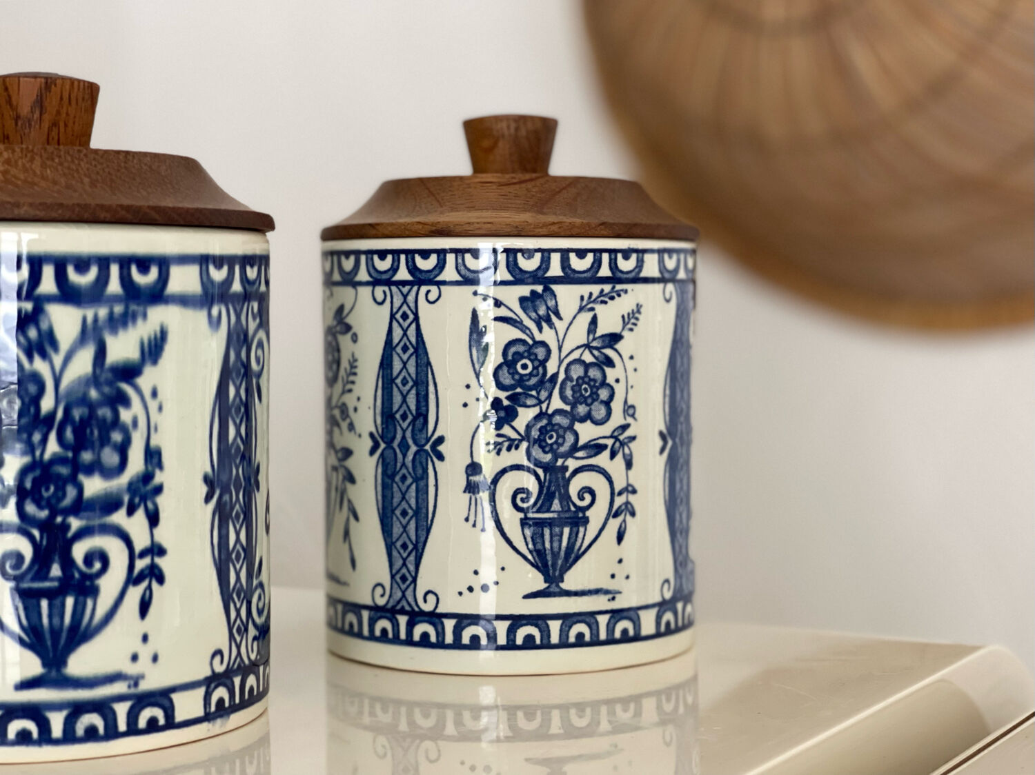 3 Delfts jars.