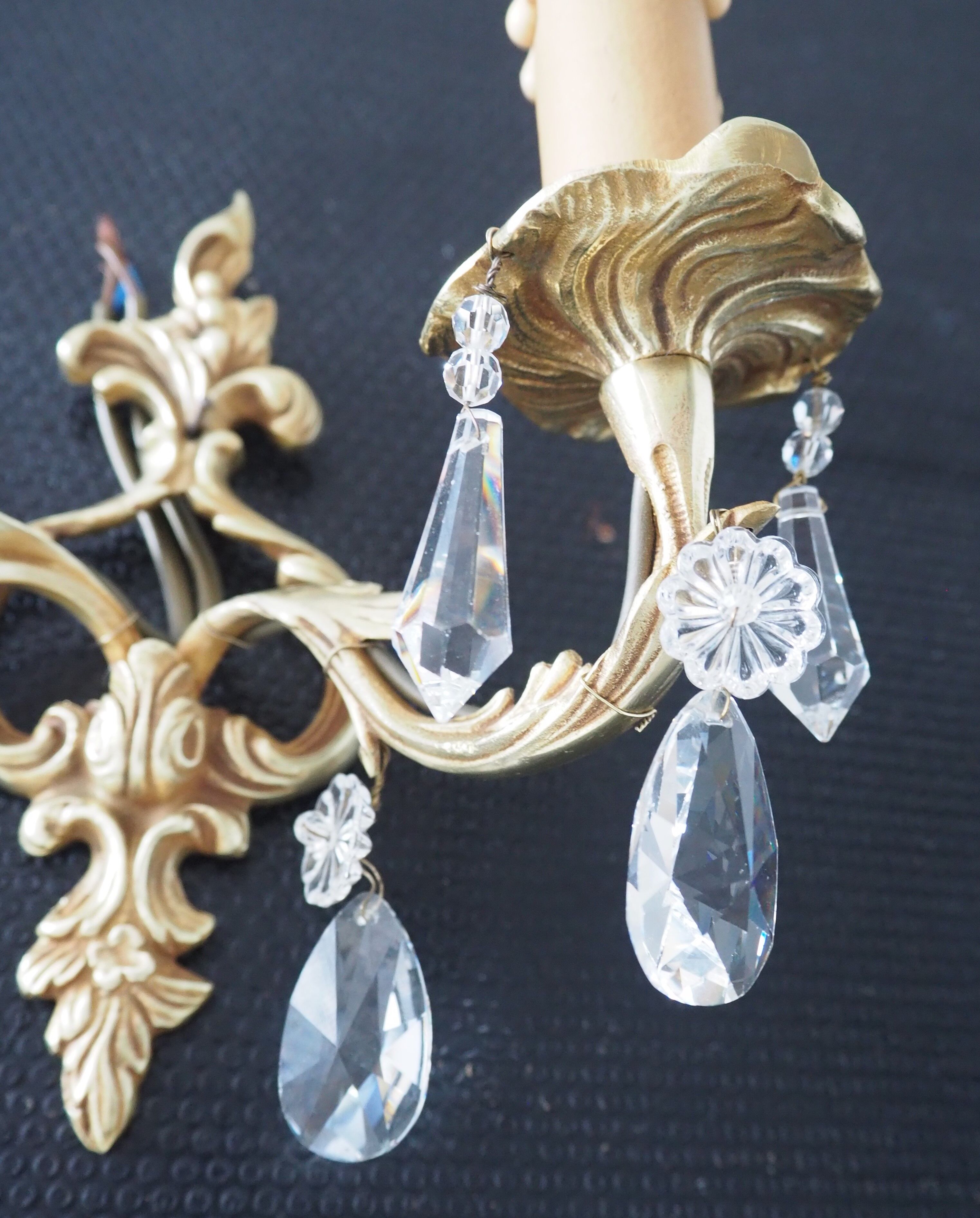 Pair of gilded bronze sconces and crystal pendants