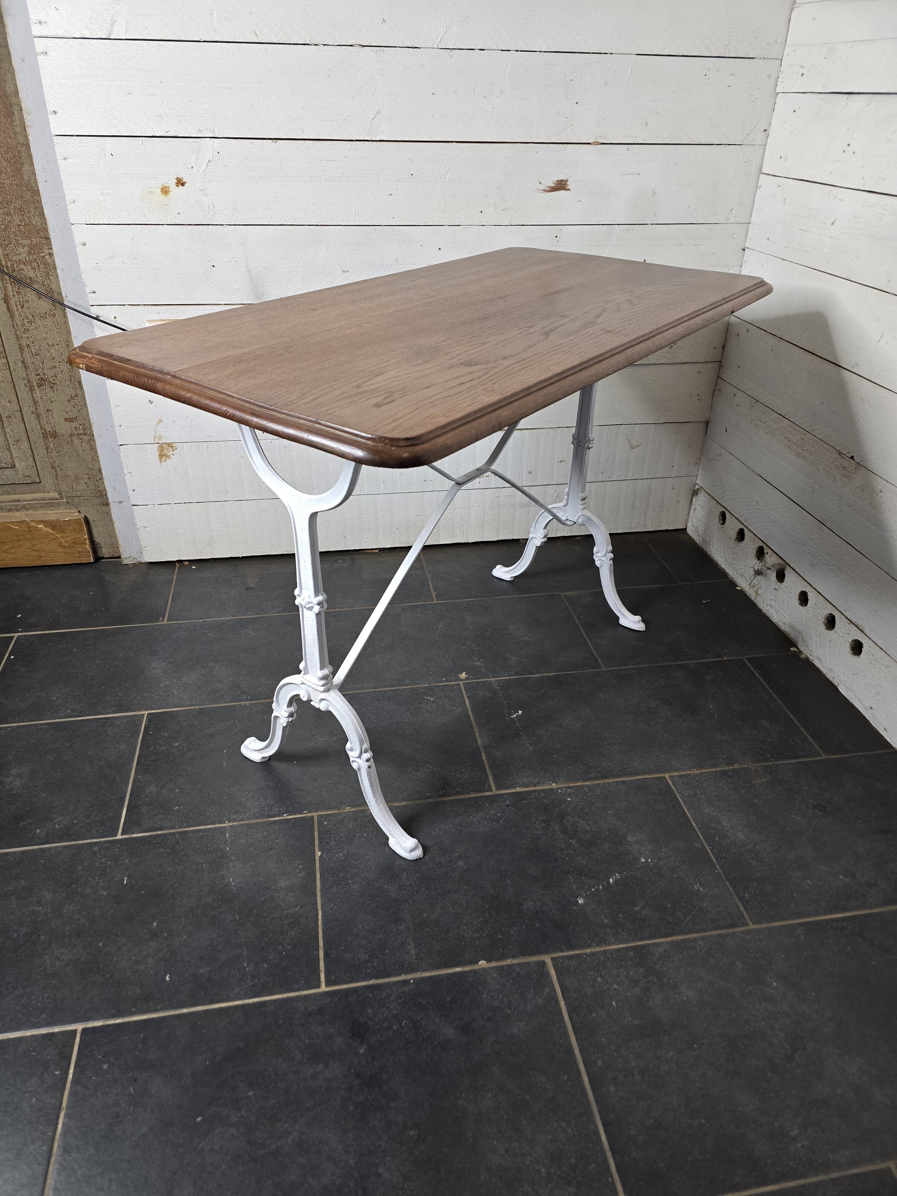 Table de bistrot en chêne massif, pieds en fonte.