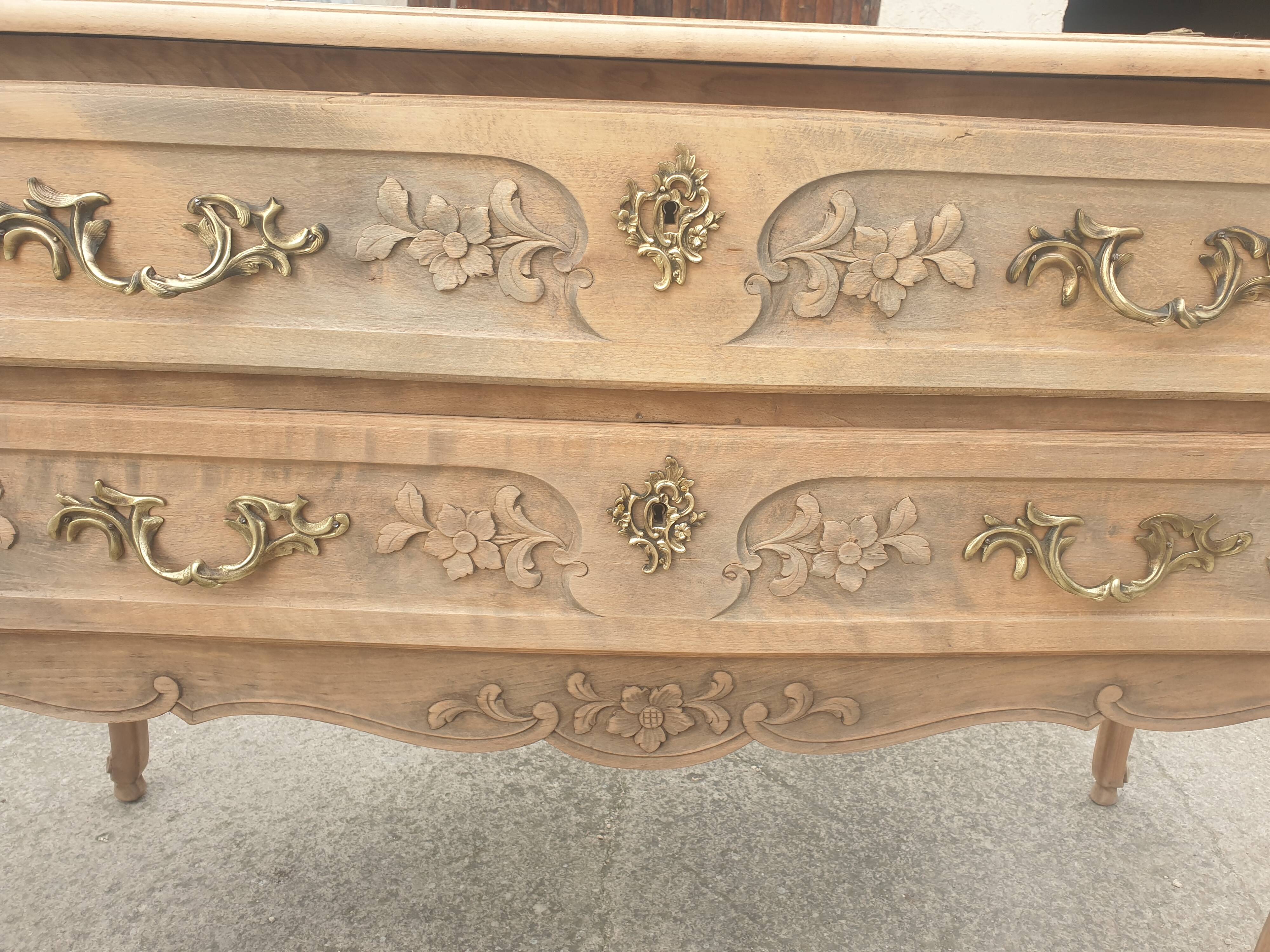 Commode dite " sauteuse " en bois massif