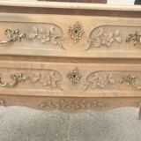 Commode dite " sauteuse " en bois massif