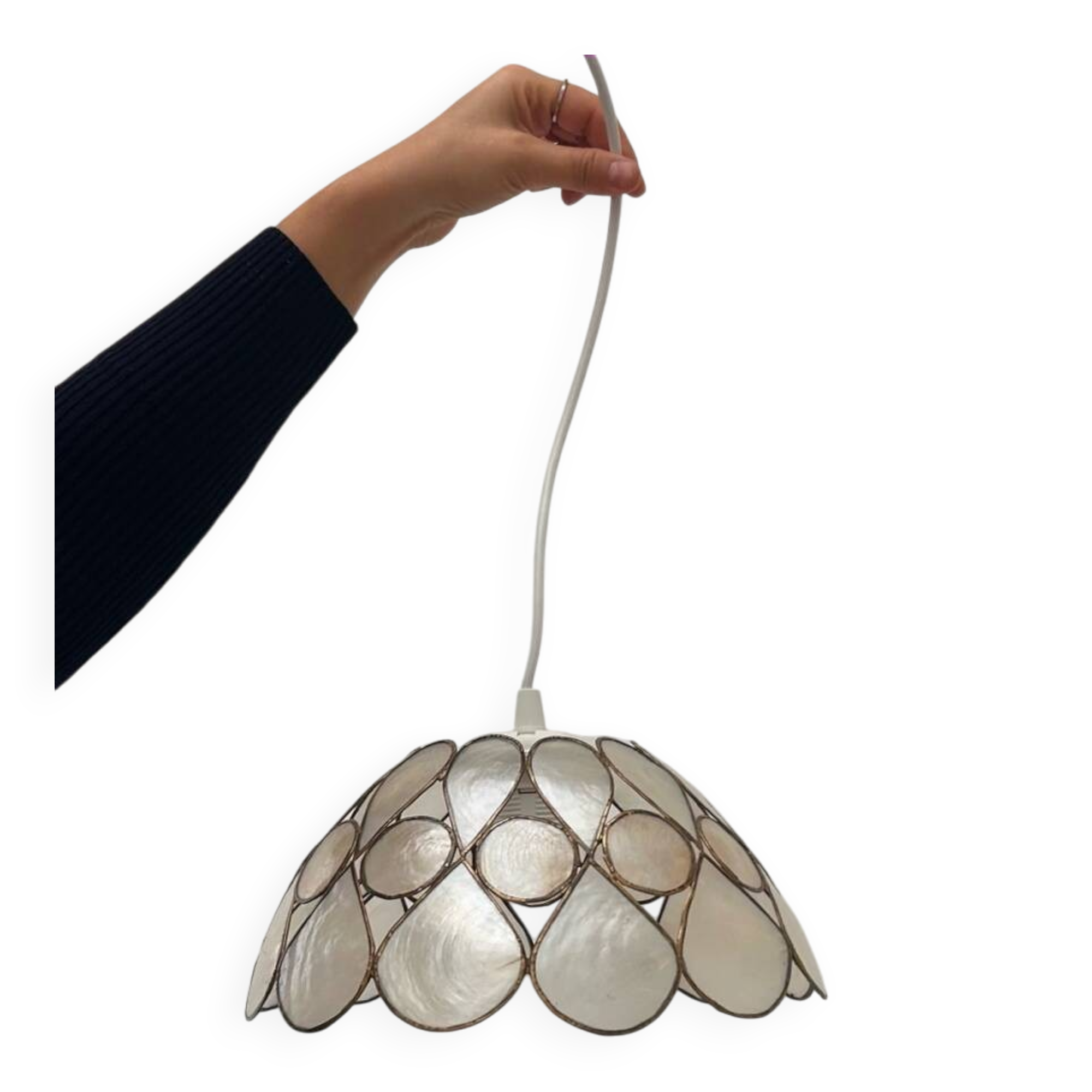 Beige mother-of-pearl "Petals" pendant