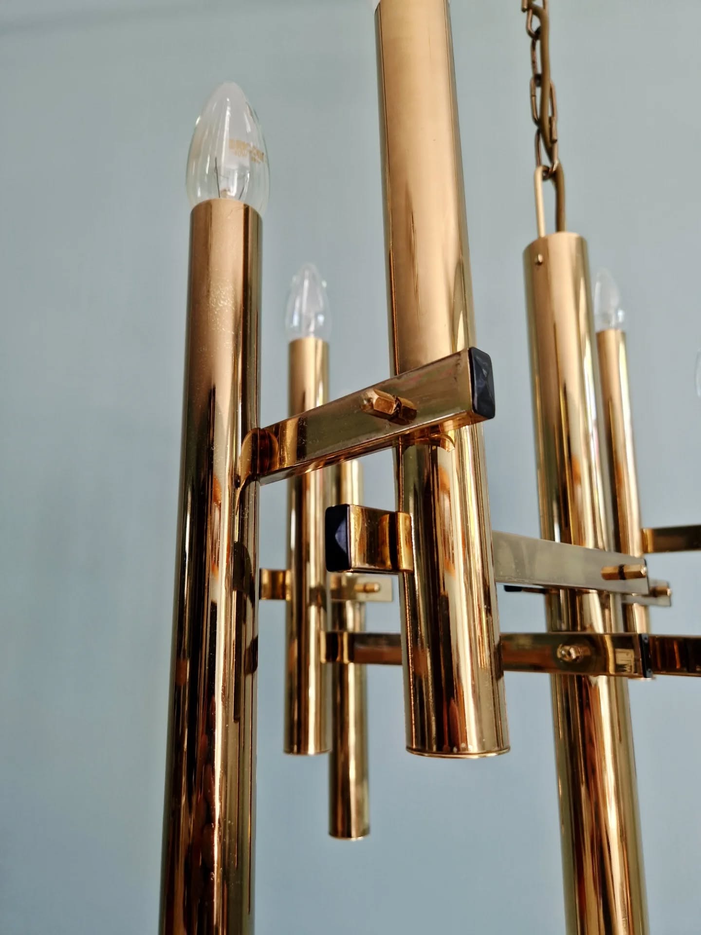 Geometric brass chandelier, Hollywood Regency, design by G. Sciolari, 1970.