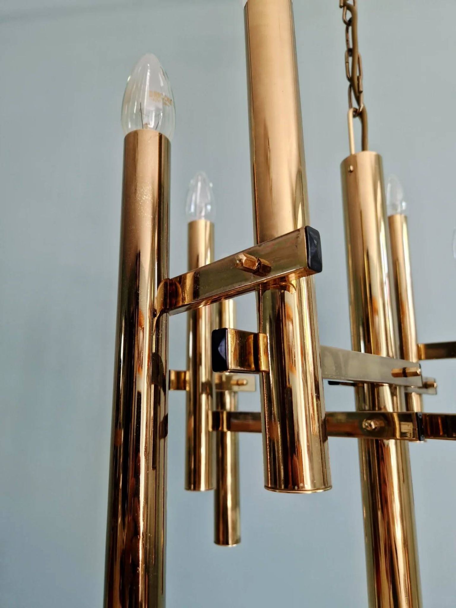 Geometric brass chandelier, Hollywood Regency, design by G. Sciolari, 1970.