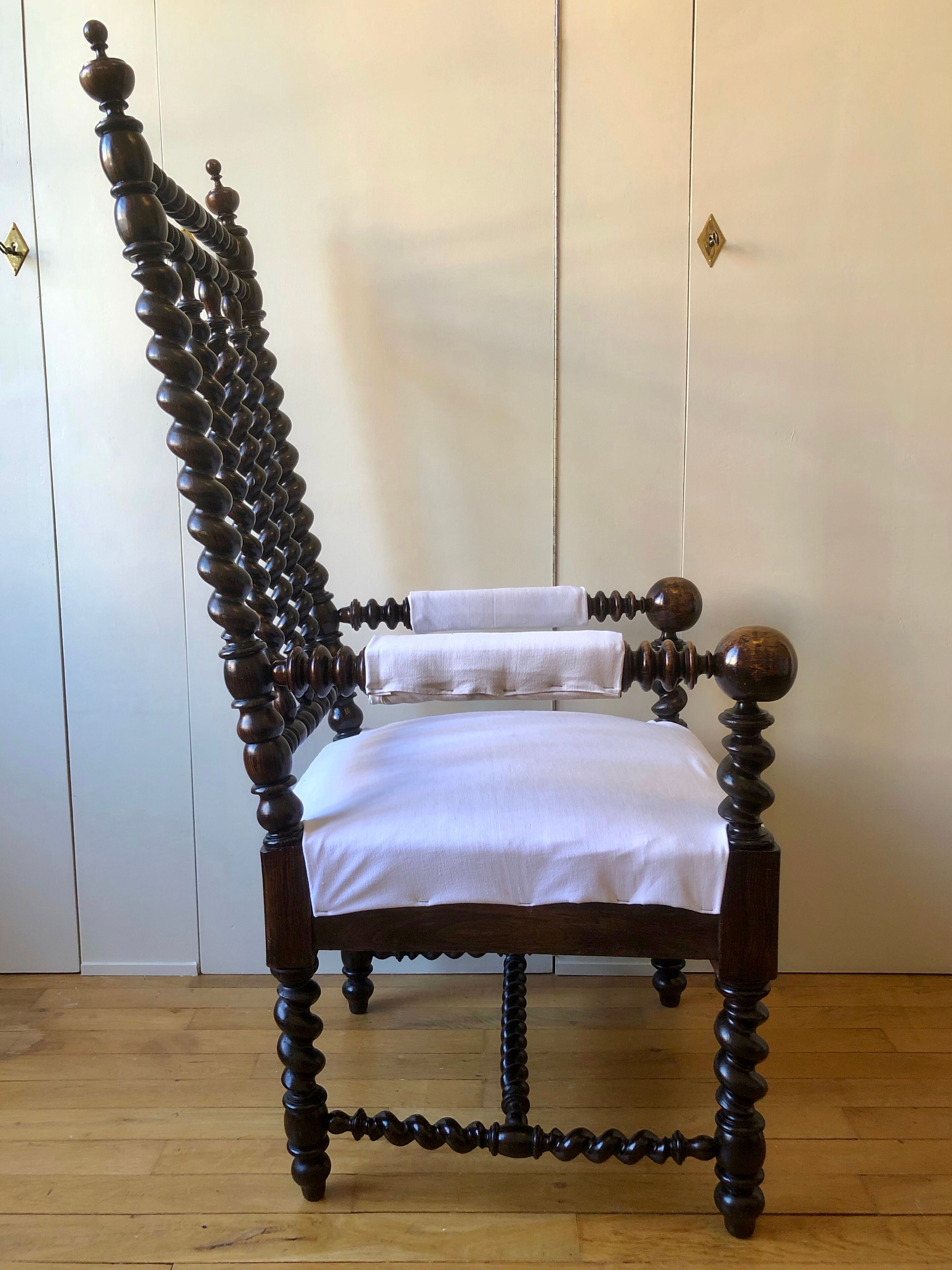 Fauteuil à haut dossier de style Louis XIII
