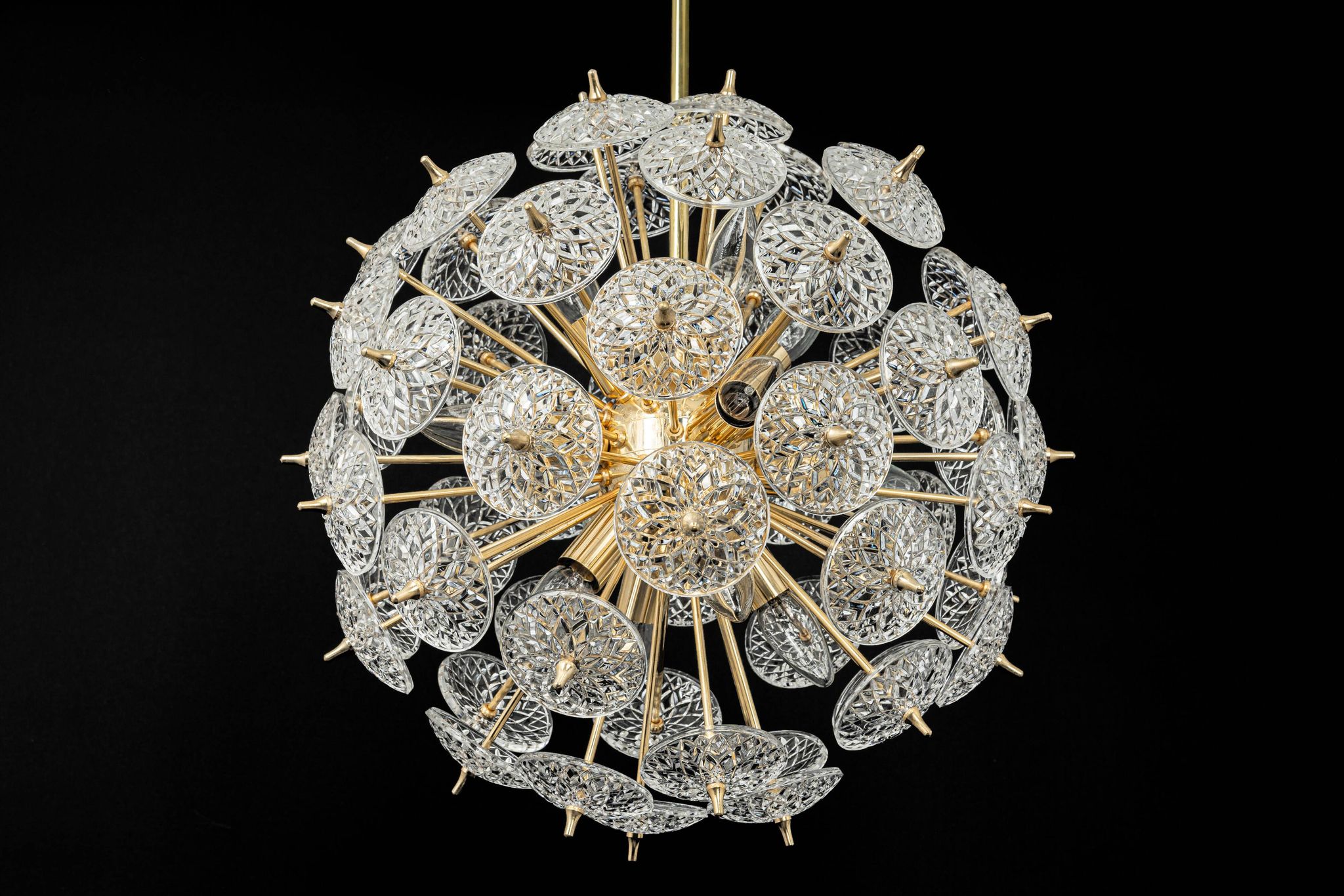 Grand superb Sputnik floral chandelier in glass and brass, Germany, 1960s.