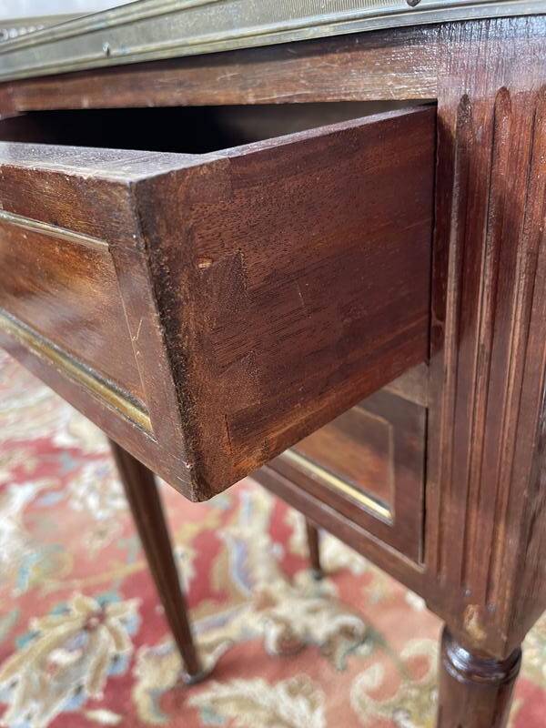 Paire de tables de chevet de style Louis XV en acajou