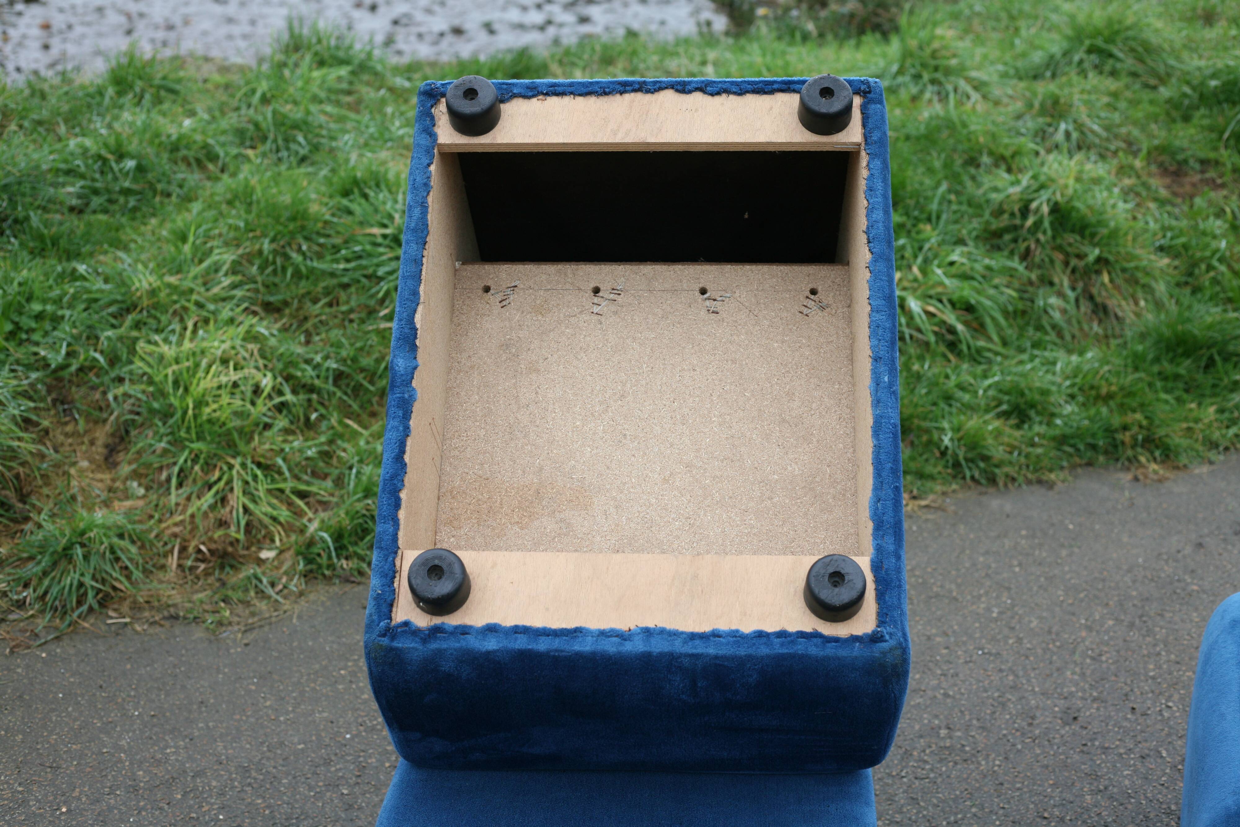 Canapé modulable composé de 5 chauffeuses en velours bleu, circa 1980