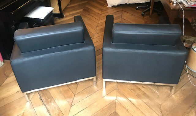 Paire de fauteuils en cuir noir