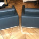 Paire de fauteuils en cuir noir